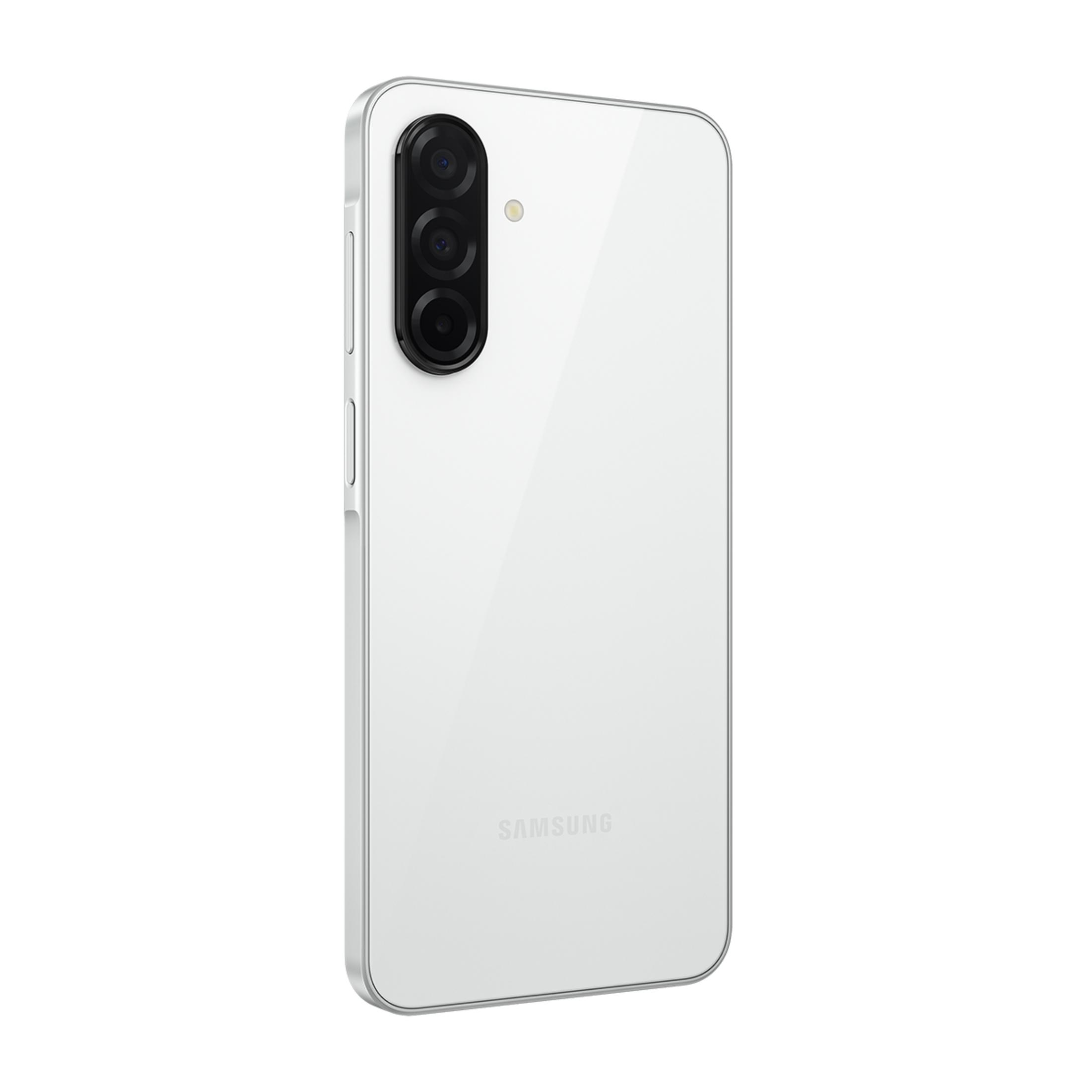 Üç kameralı, gümüş çerçeveli beyaz bir Samsung akıllı telefon.