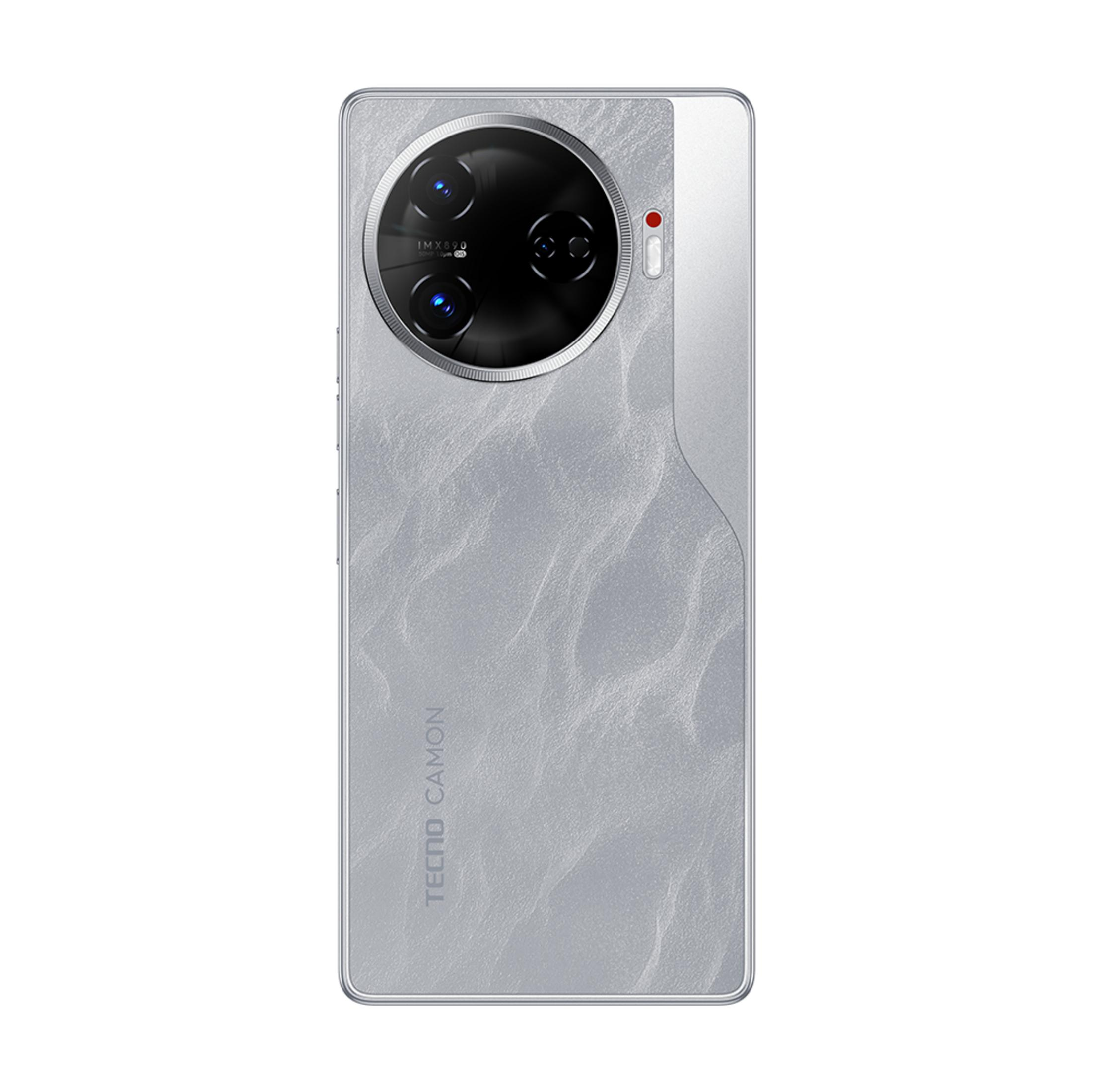Belirgin kamera modülüne sahip gümüş renkli Tecno Camon akıllı telefonun arkası.