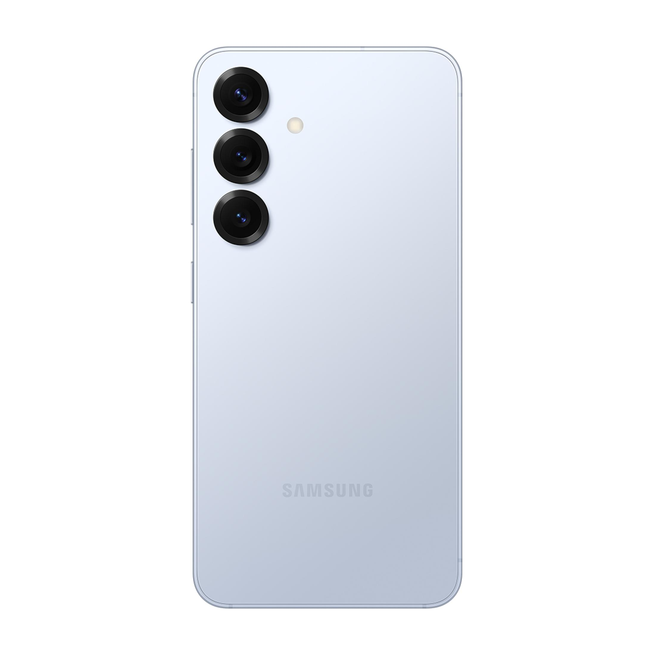 Arkada üç kamera ve flaşı olan açık mavi bir Samsung akıllı telefon.