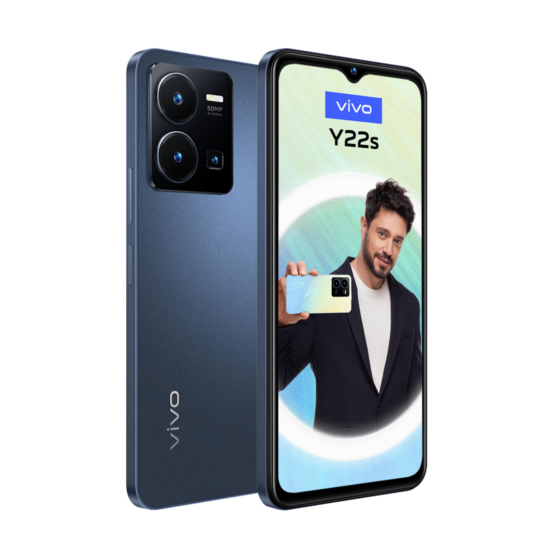 Ein blauer Vivo Y22s Smartphone mit einem Mann, der ein anderes Smartphone zeigt.