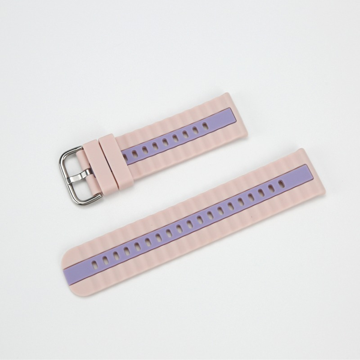 Cinturino bicolore rosa e lavanda con fibbia argentata, bordi ondulati e fori di ventilazione, su sfondo bianco.