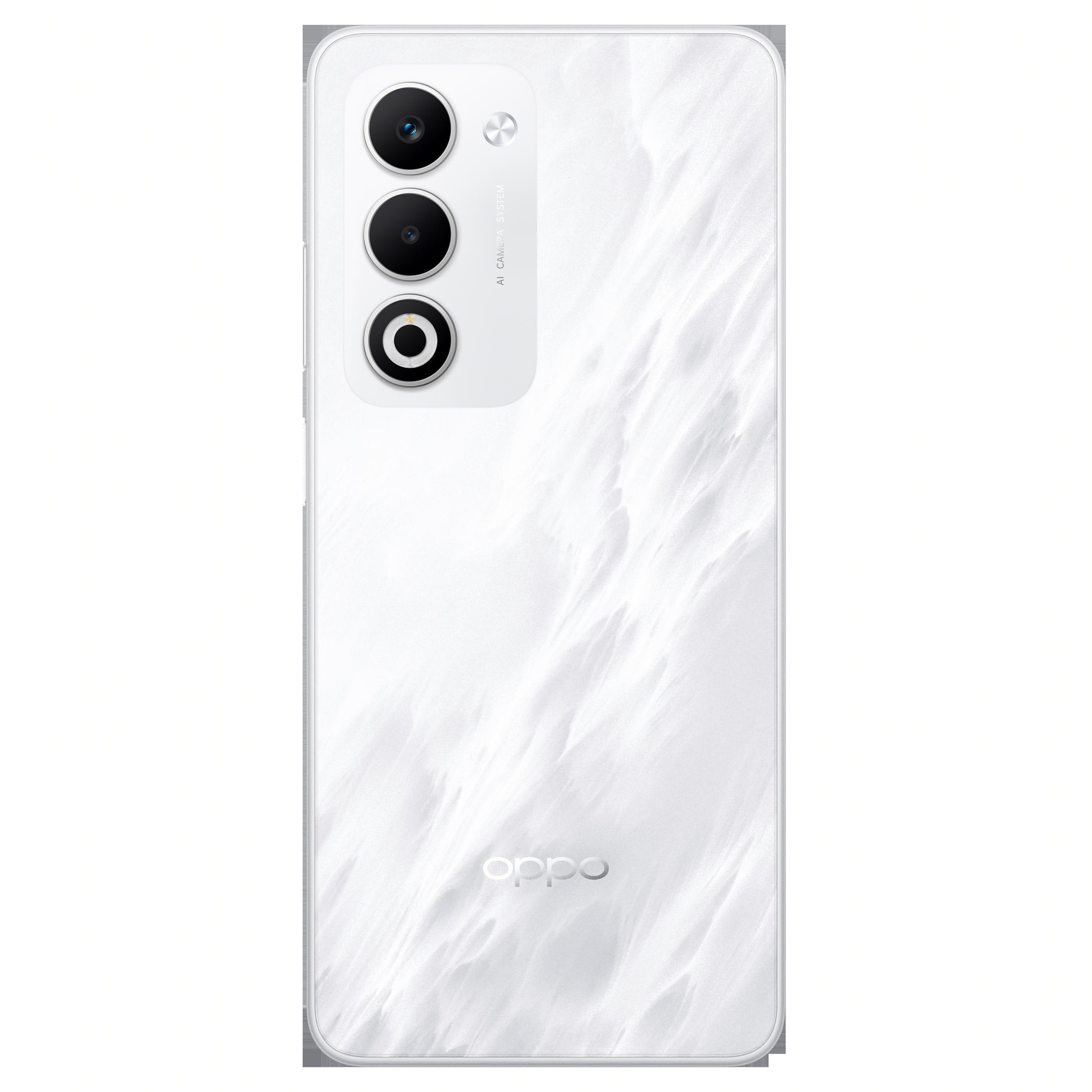 Üç kameralı beyaz Oppo logolu akıllı telefon.