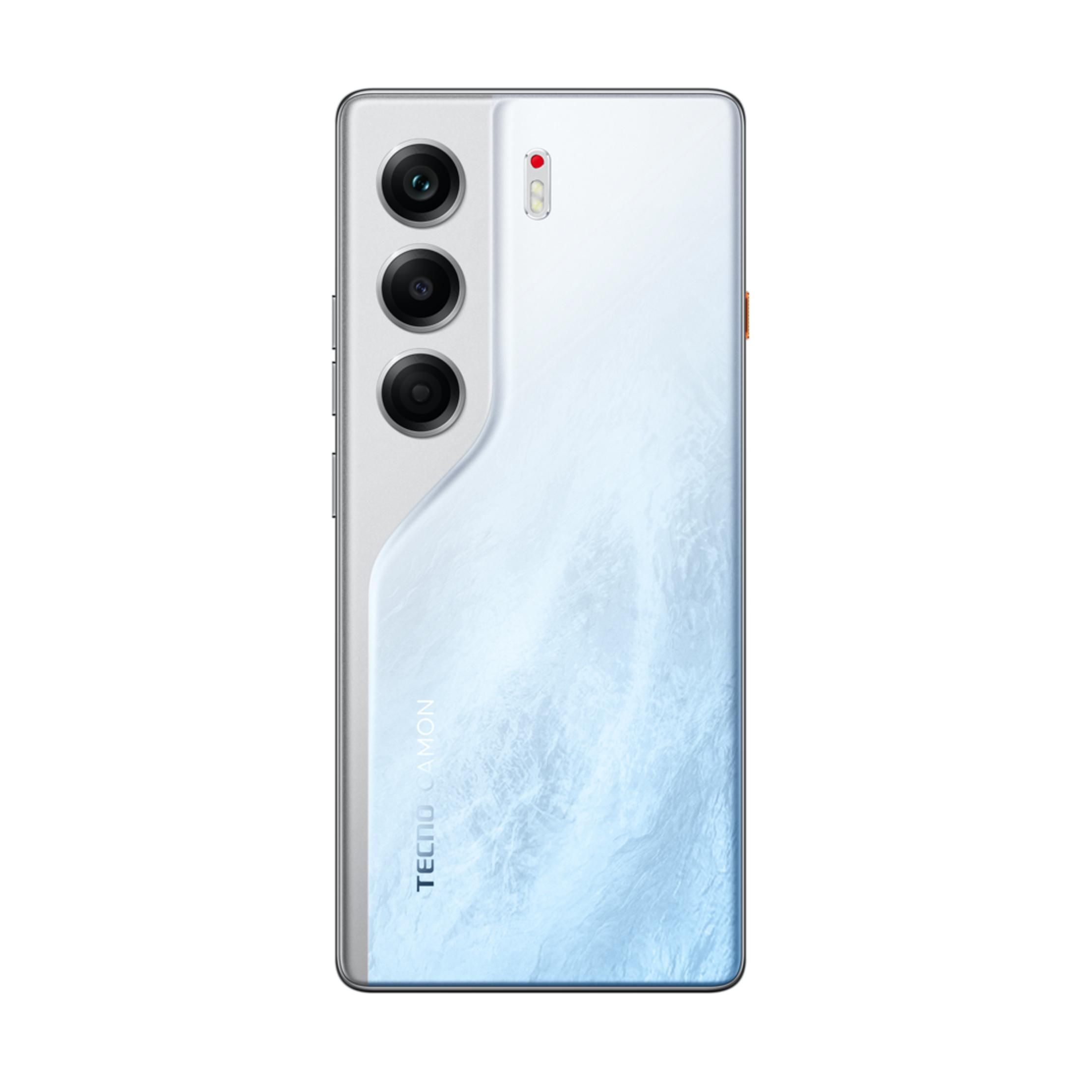 Üç kameralı beyaz akıllı telefonun arkası, TECNO CAMON yazılı.