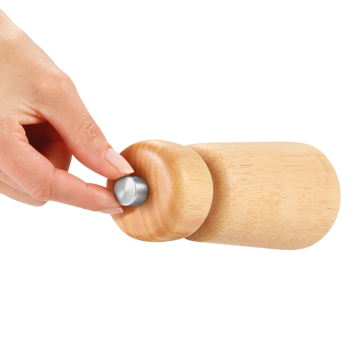 Eine Hand dreht an einem Metallknopf an einem Holzgriff.