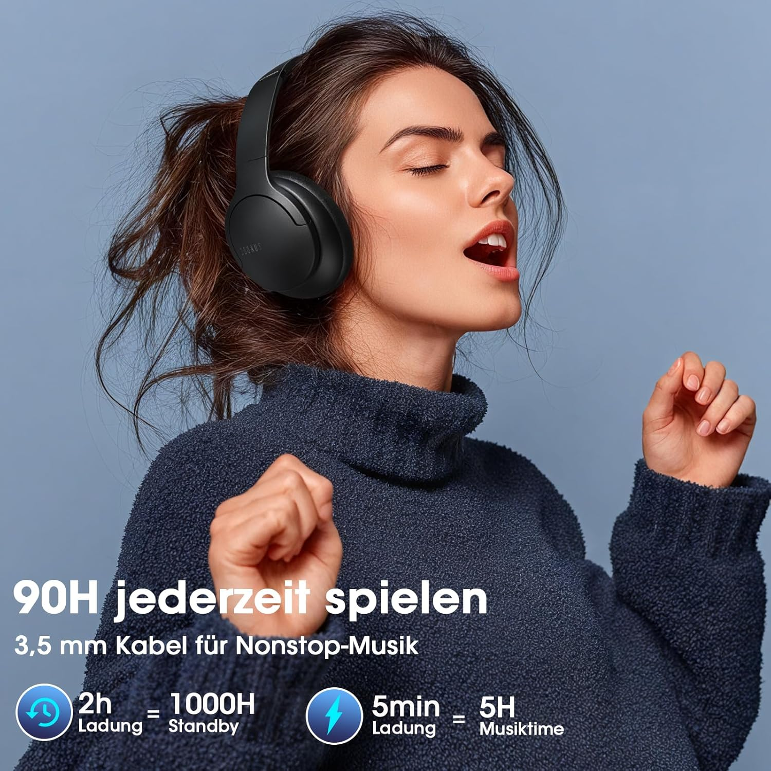 Kobieta w słuchawkach śpiewa, z tekstem o baterii.