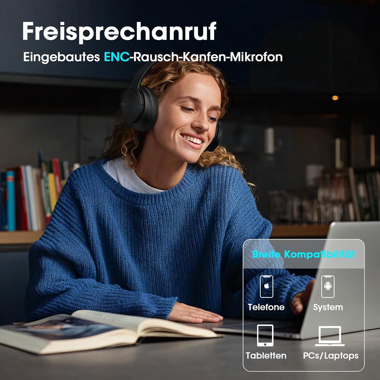 Kobieta w słuchawkach przy biurku, obok laptopa i książki.