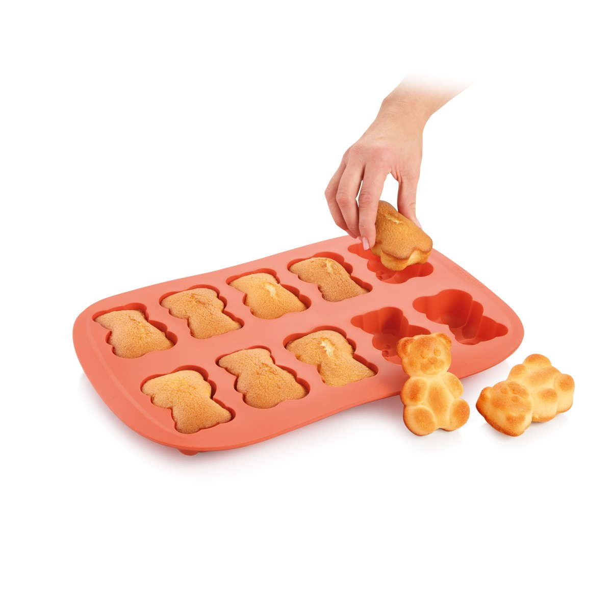 Eine Hand nimmt einen Teddykuchen aus einer rosa Backform.