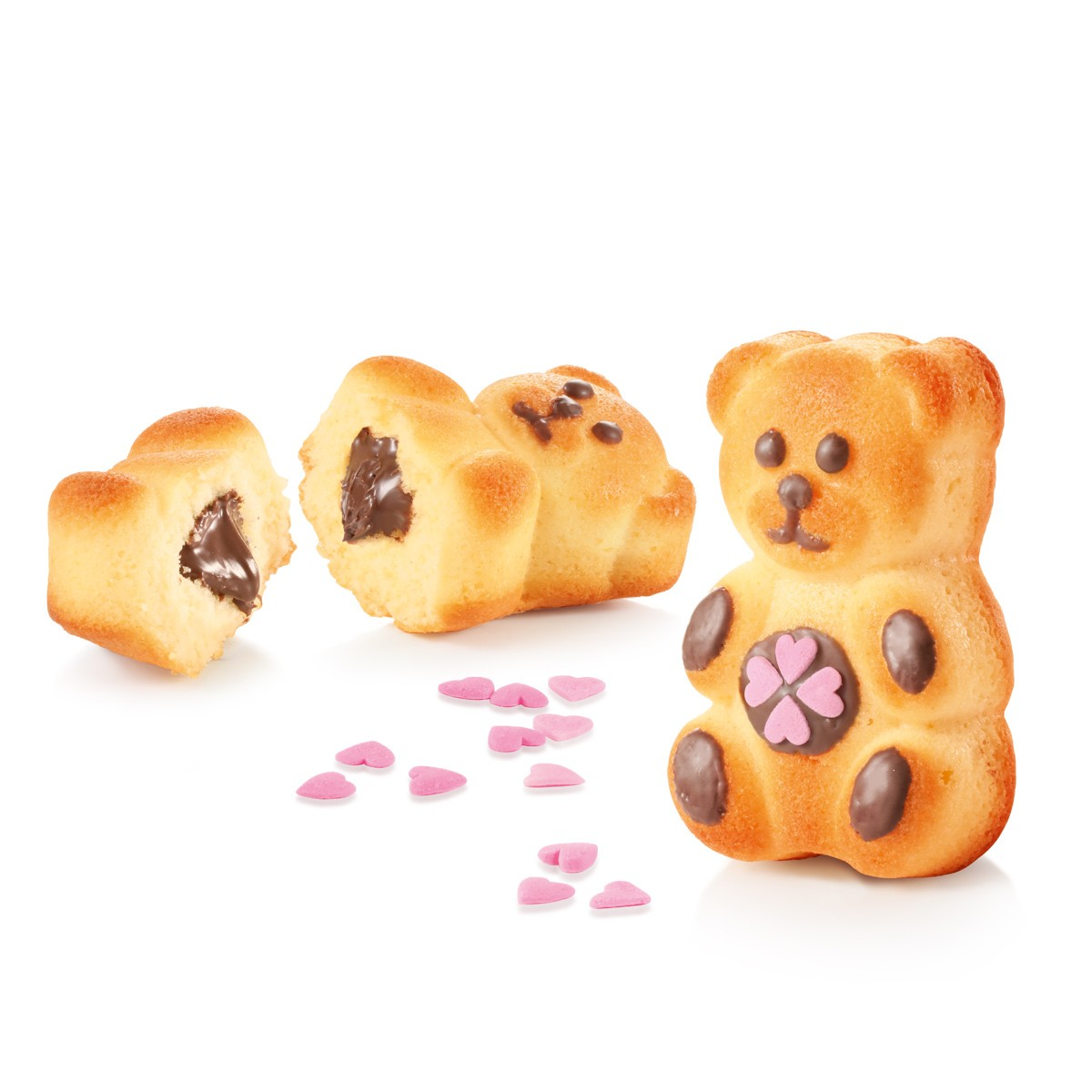 Bärenförmige Kuchen mit Schokoladenfüllung und rosa Herzen.