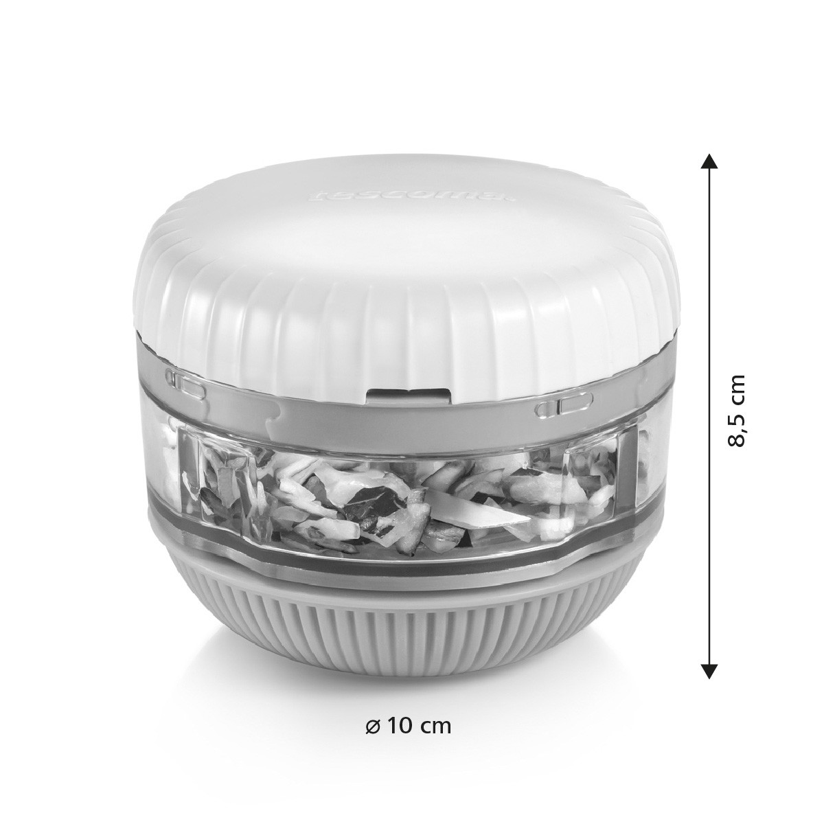 Un tritatutto da cucina bianco con contenitore trasparente, pieno di verdure tritate.