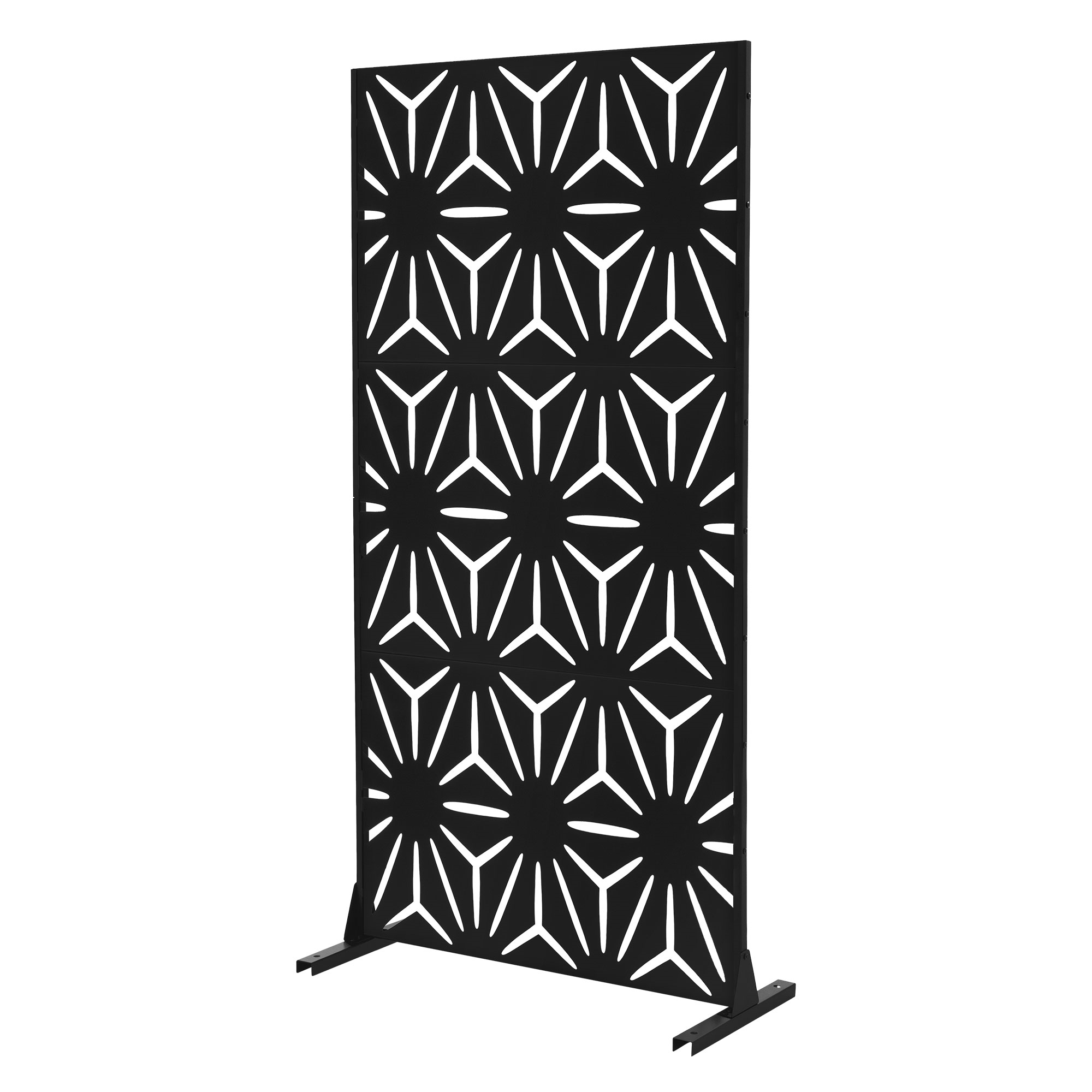 Ein schwarzer Sichtschutz mit geometrischem Muster steht auf zwei Füßen.