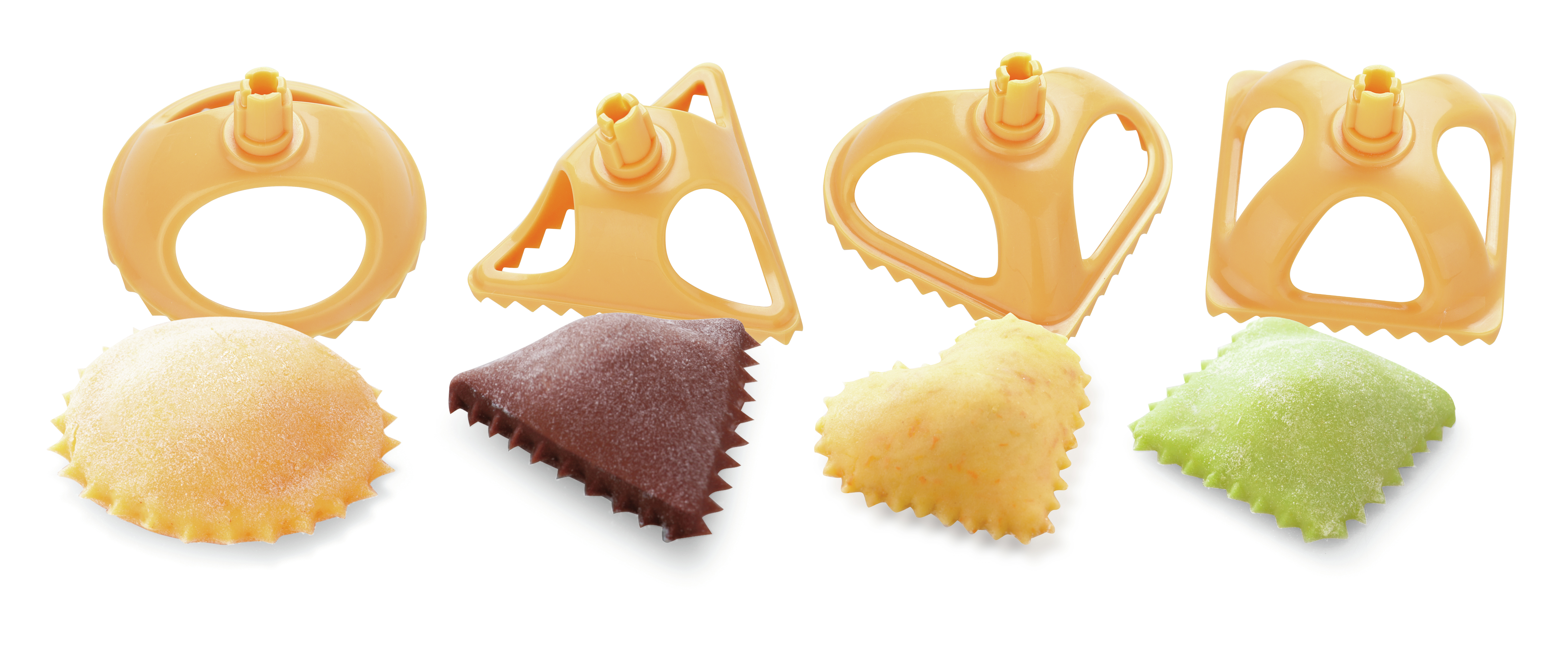 Quattro stampi per ravioli e ravioli ripieni abbinati di varie forme e colori.