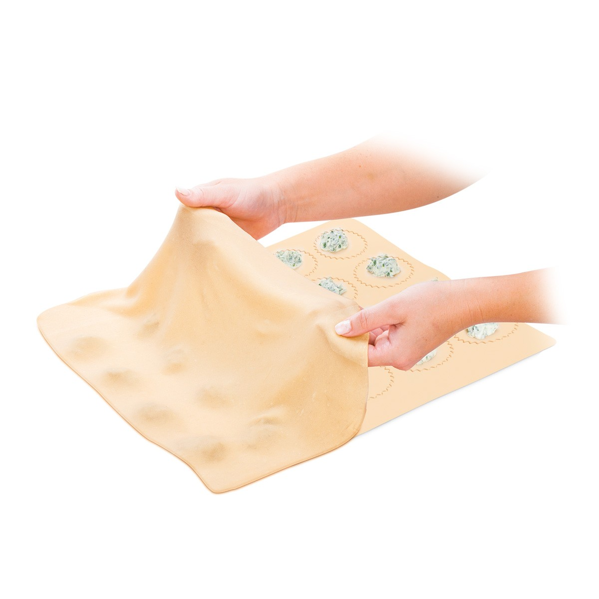 Mani che mettono la pasta su uno stampo per ravioli con ripieno.