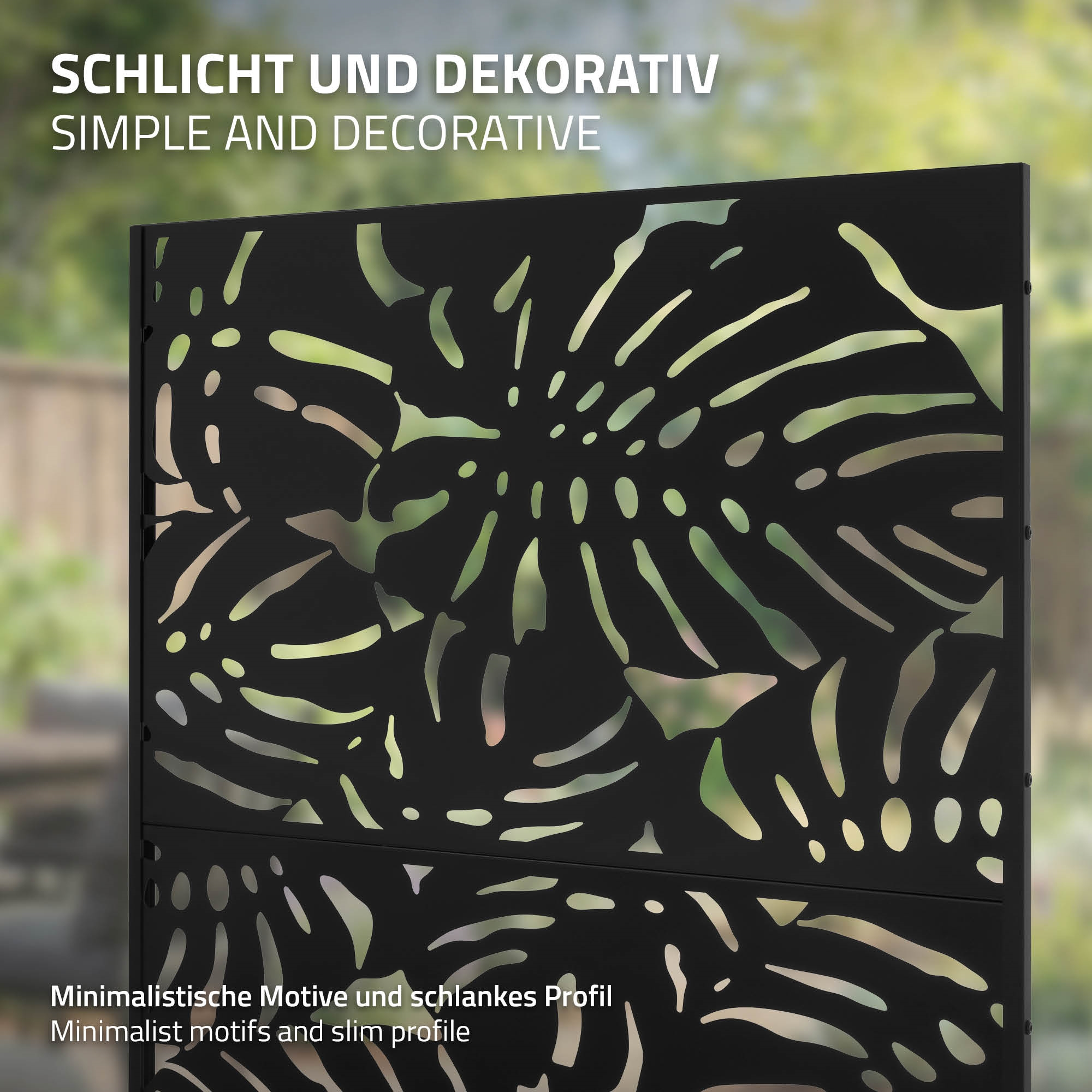 Schwarzer Metallzaun mit Monstera-Blatt-Muster. Draußen.