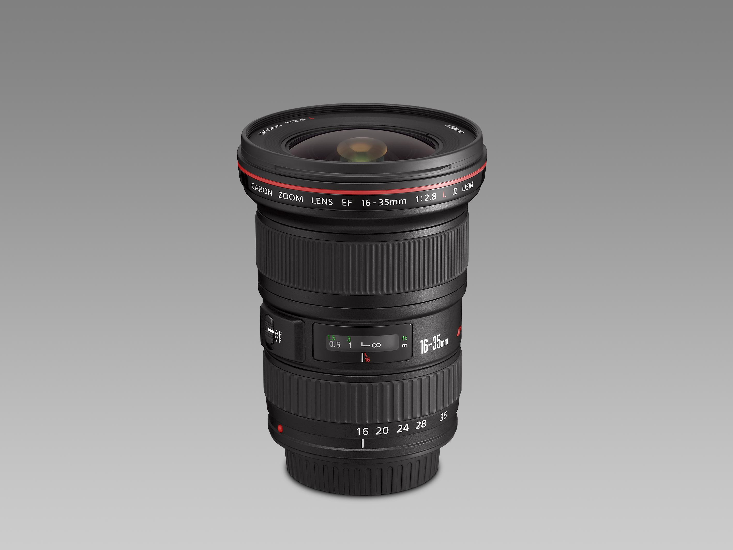 Ein Canon EF 16-35mm f/2.8L II USM Objektiv auf grauem Hintergrund.