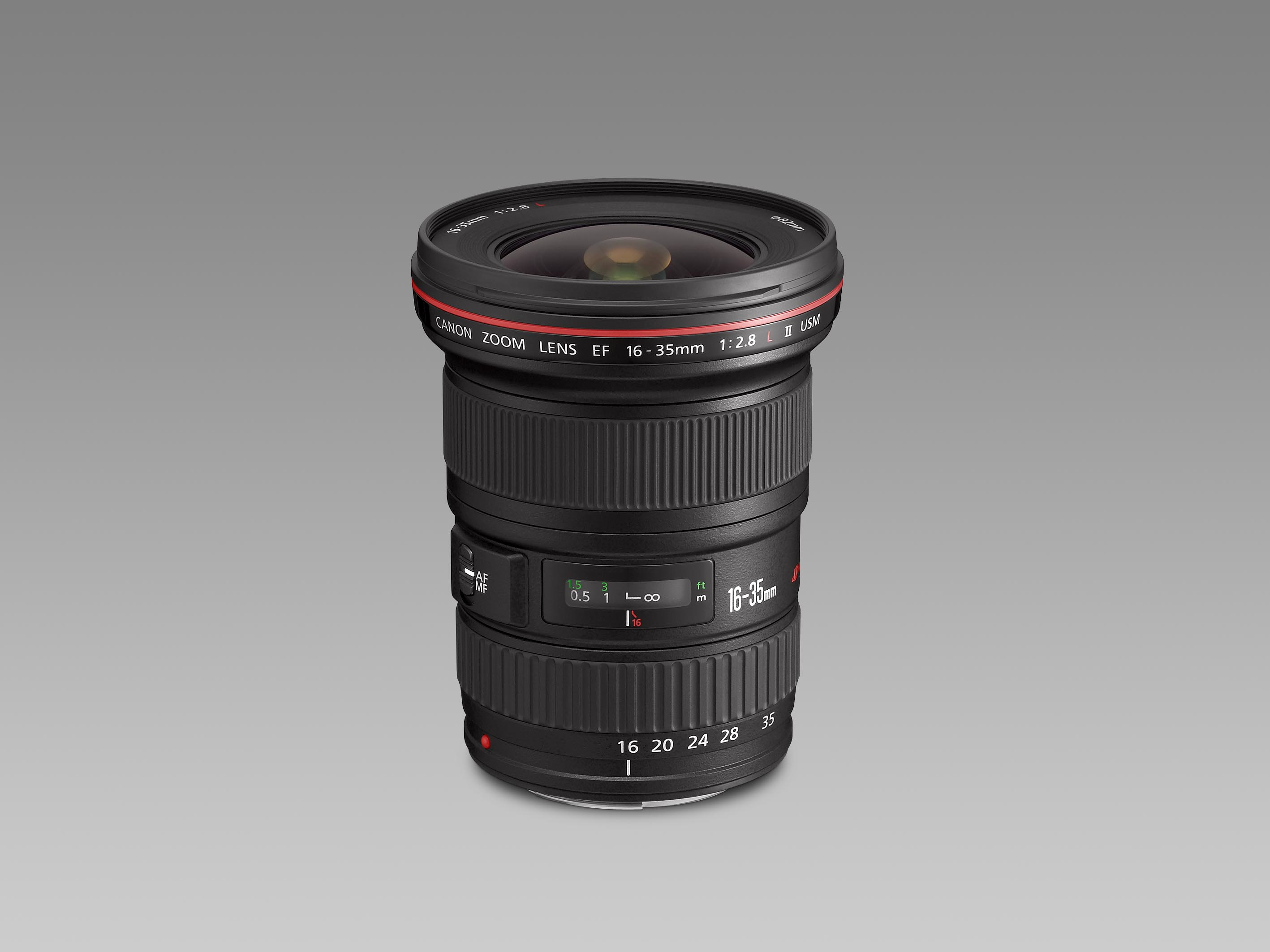 Ein schwarzes Canon EF 16-35mm 1:2.8L II USM Objektiv mit Zoomring.