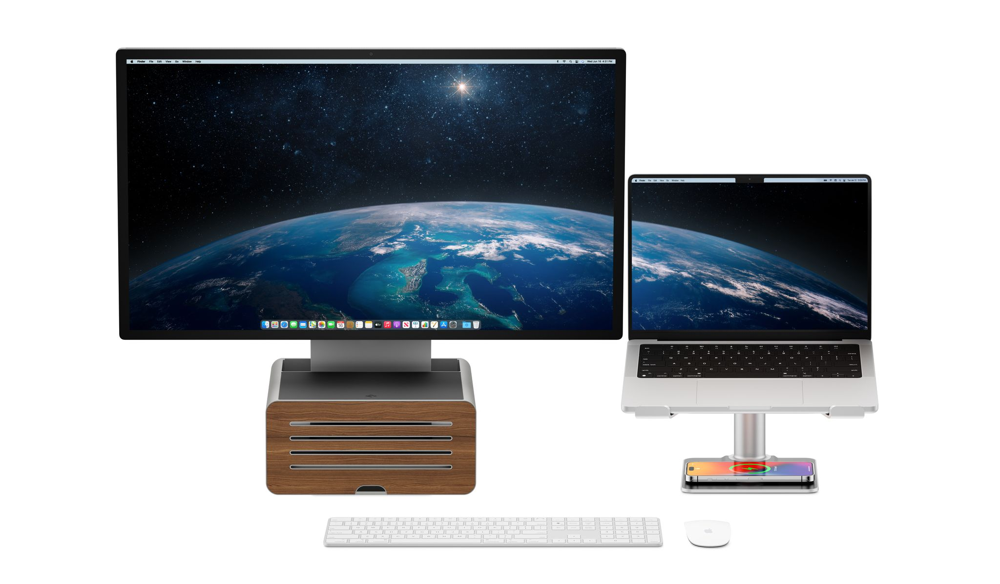 Ein Mac-Monitor und Laptop zeigen die Erde aus dem Weltall. Tastatur und Maus liegen davor.