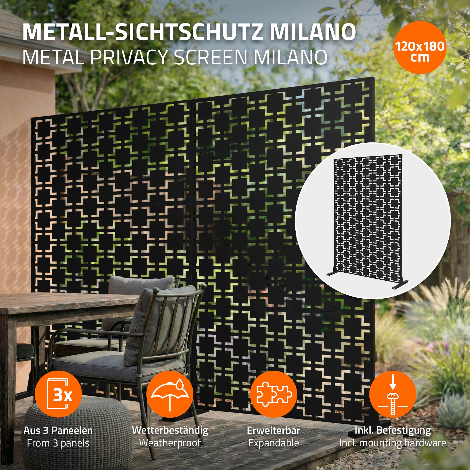 Schwarzer Metall-Sichtschutz mit geometrischem Muster, 120x180 cm, neben Gartenmöbeln.