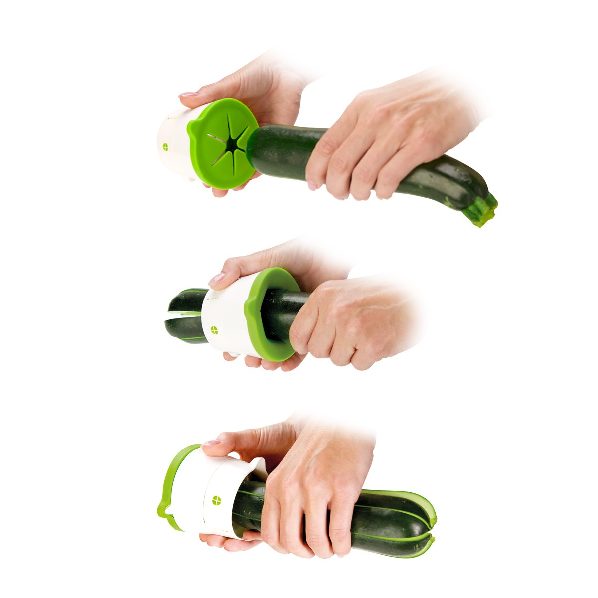 Hände benutzen ein Werkzeug, um eine Zucchini zu schneiden.