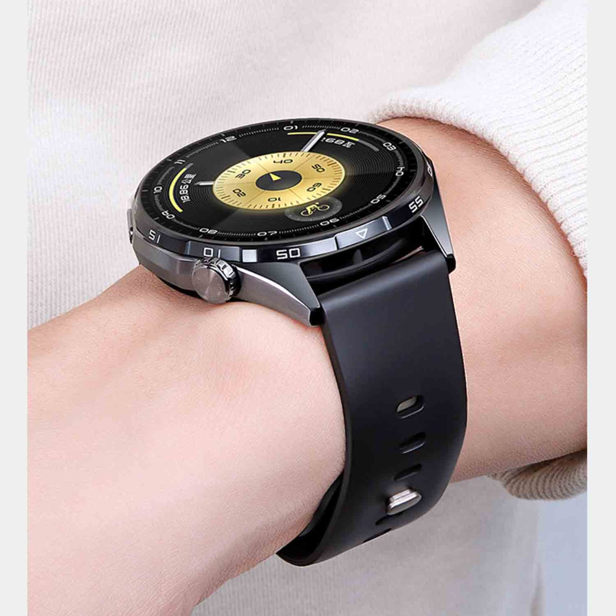 Eine Smartwatch mit schwarzem Armband und rundem Zifferblatt mit goldenen Akzenten.