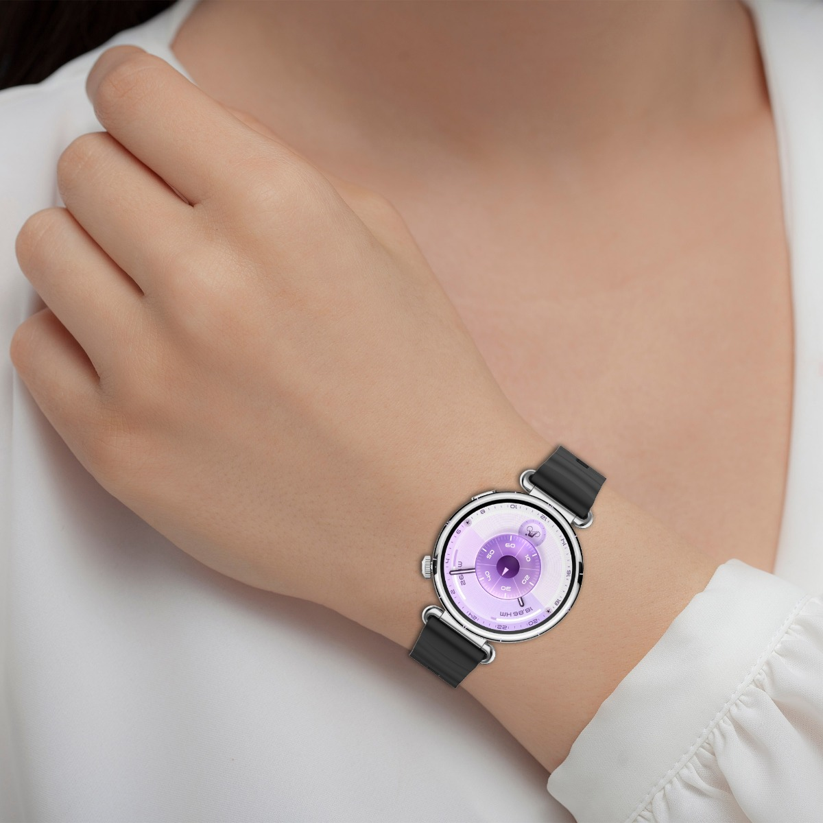 Eine Frau trägt eine Smartwatch mit lila Zifferblatt und schwarzem Armband am linken Handgelenk.