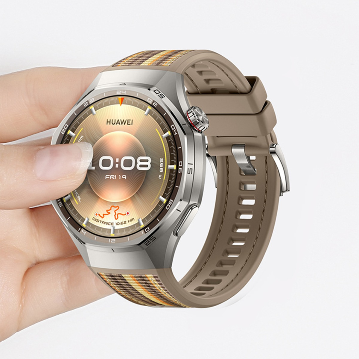Eine Hand hält eine Huawei-Smartwatch mit braunem Armband und kariertem Muster.