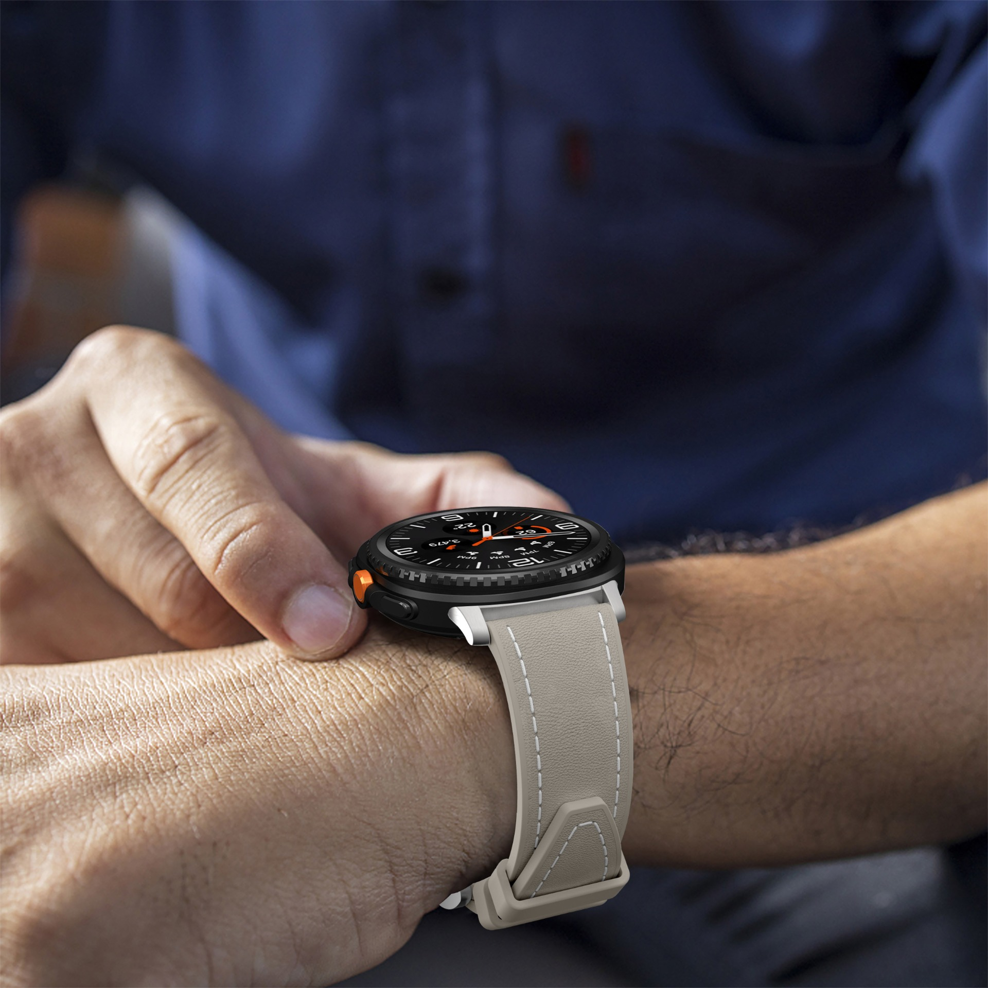 Eine Person trägt eine Smartwatch mit hellem Band am Handgelenk. Nahaufnahme.