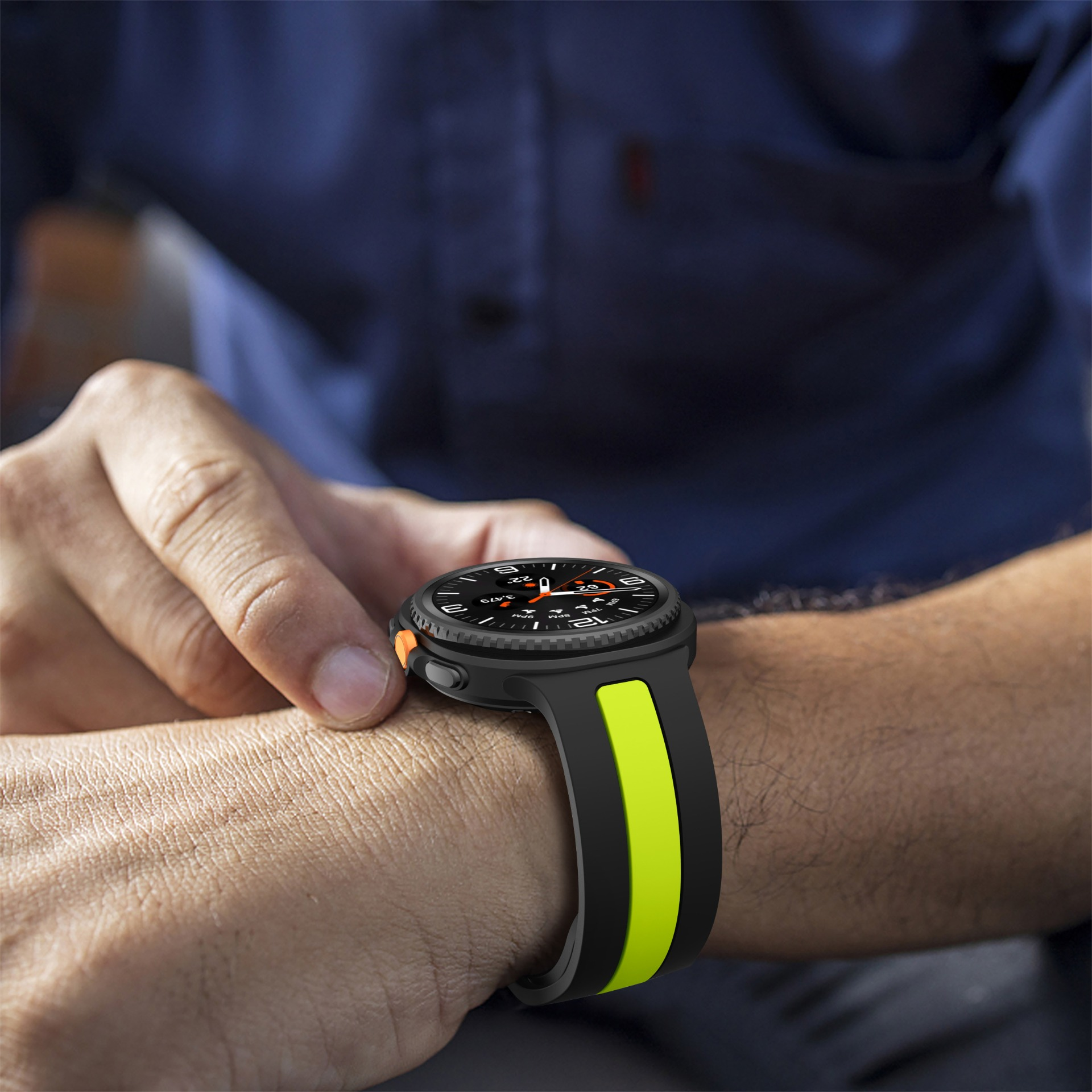 Eine Person trägt eine schwarze Smartwatch mit neongrünen Akzenten am Handgelenk.