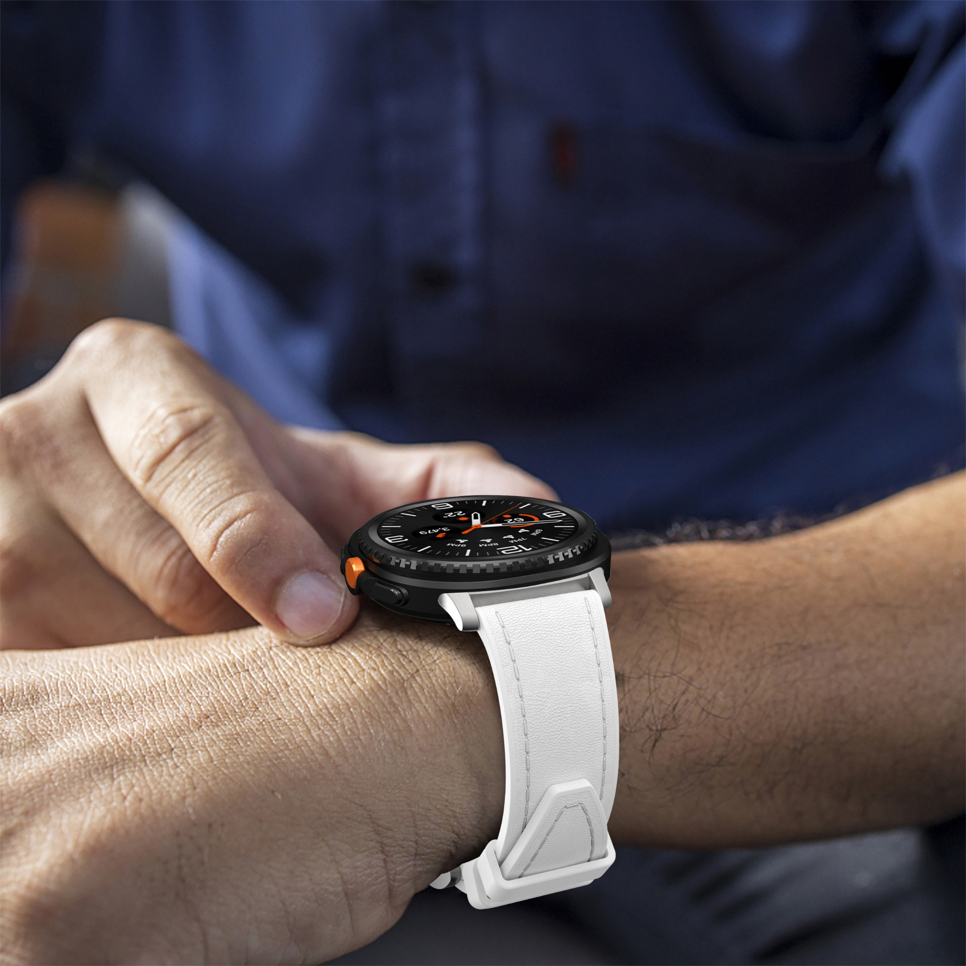 Eine Person trägt eine Smartwatch mit weißem Armband und schwarzem Gehäuse.