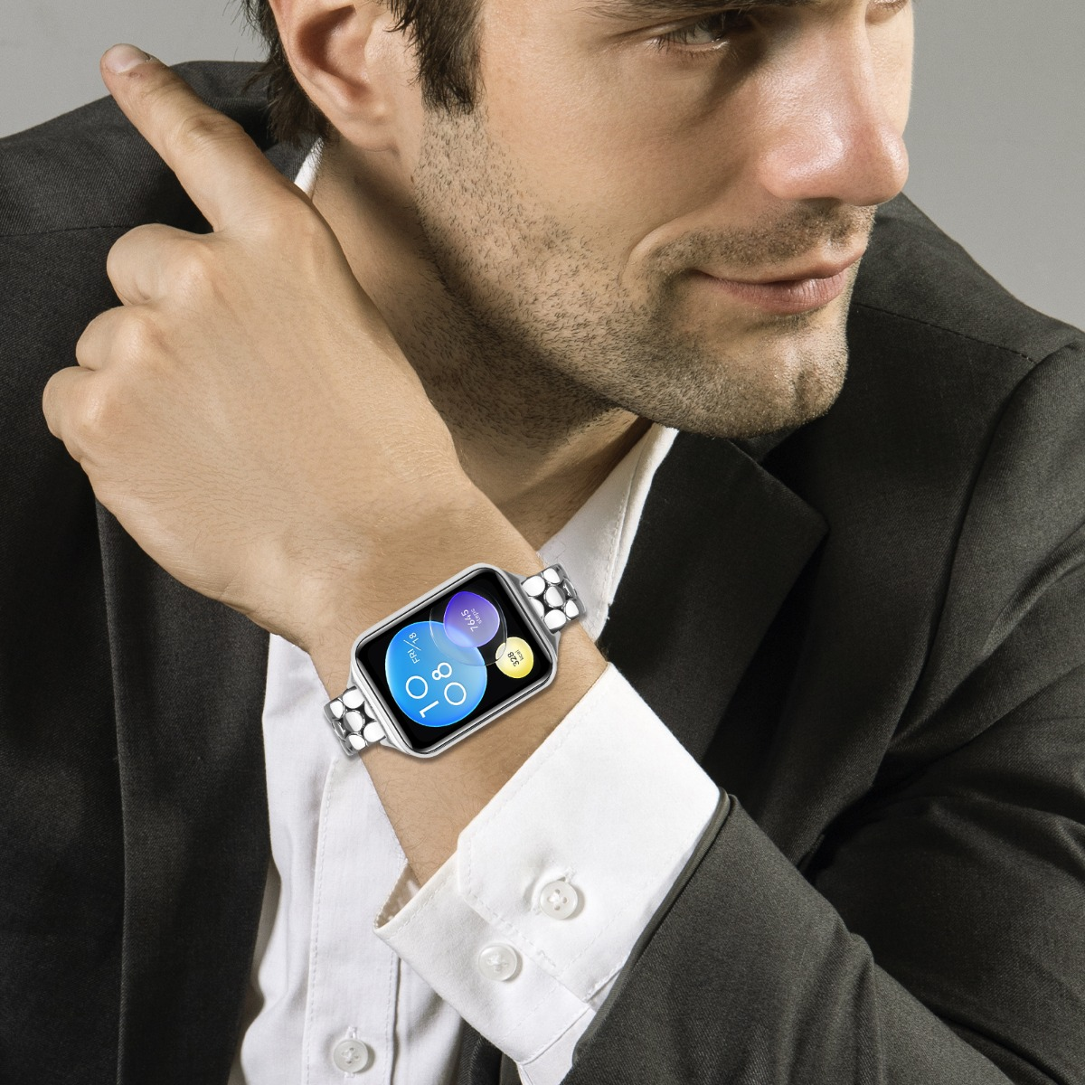 Uomo indossa un orologio con cinturino argentato e quadrante blu che mostra le 10:08.