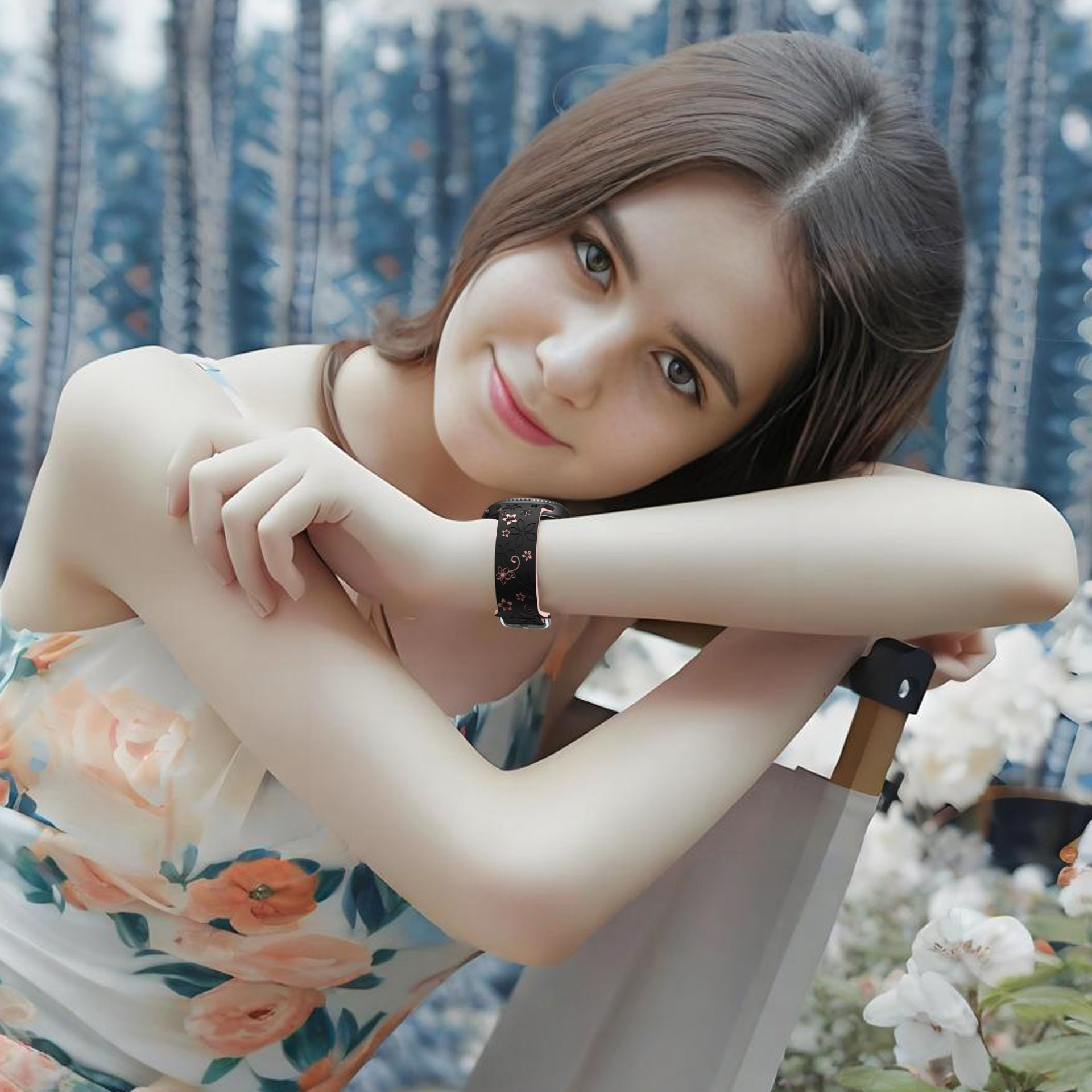 Frau mit Blumenkleid und gemustertem Armband lächelt.