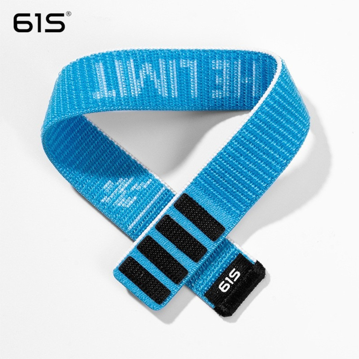 Ein blaues Gurtband mit weißer Schrift und schwarzen Streifen.