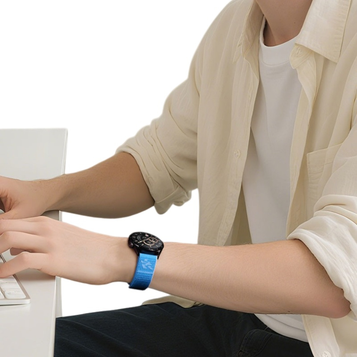 Person mit Uhr am linken Handgelenk tippt auf einer Tastatur. Helles Hemd.