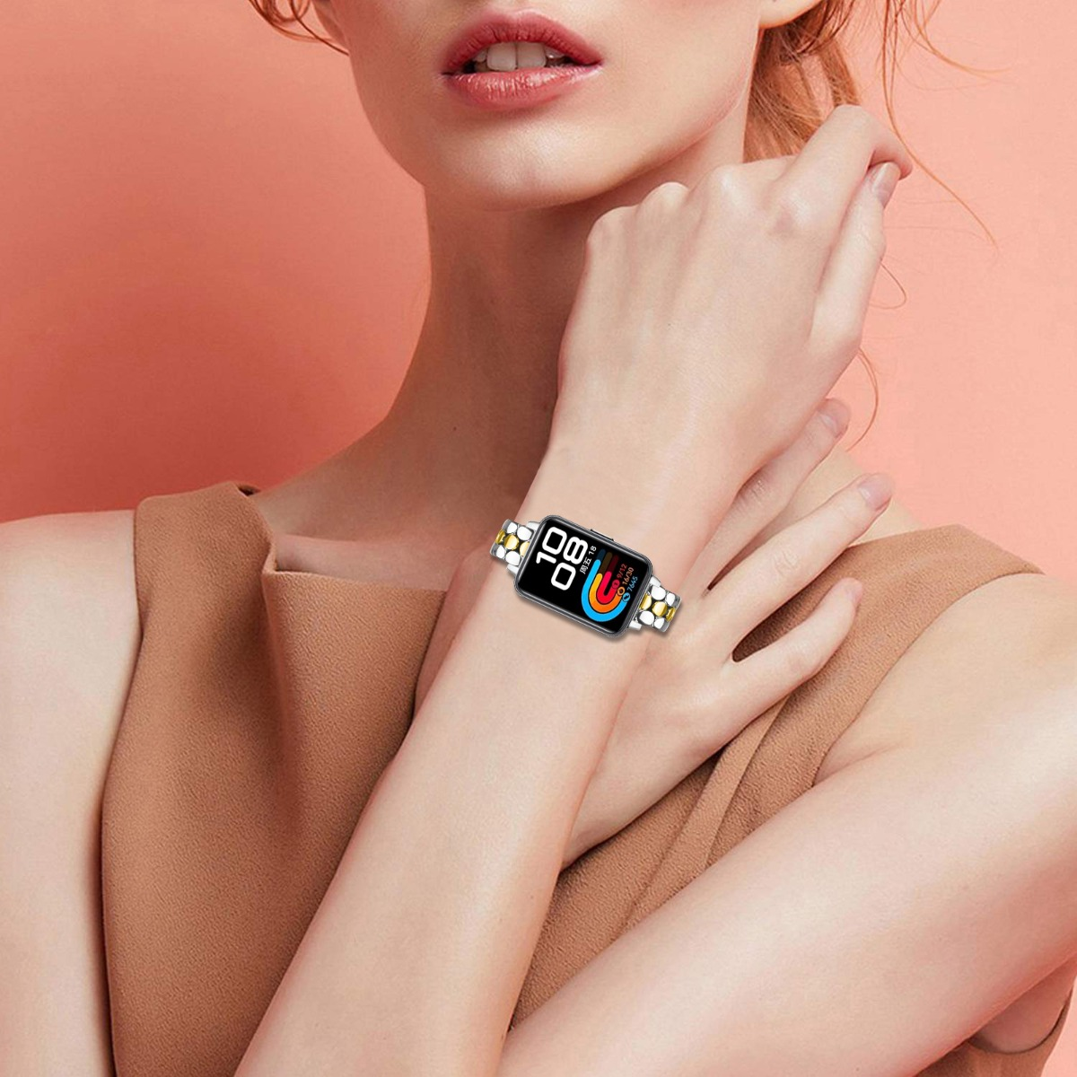 Eine Frau mit einem Smartwatch mit Blumenmuster.