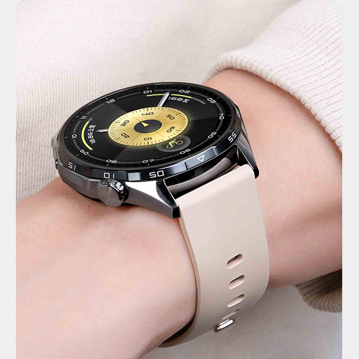 Eine Smartwatch mit hellem Armband, die an einem Handgelenk getragen wird.