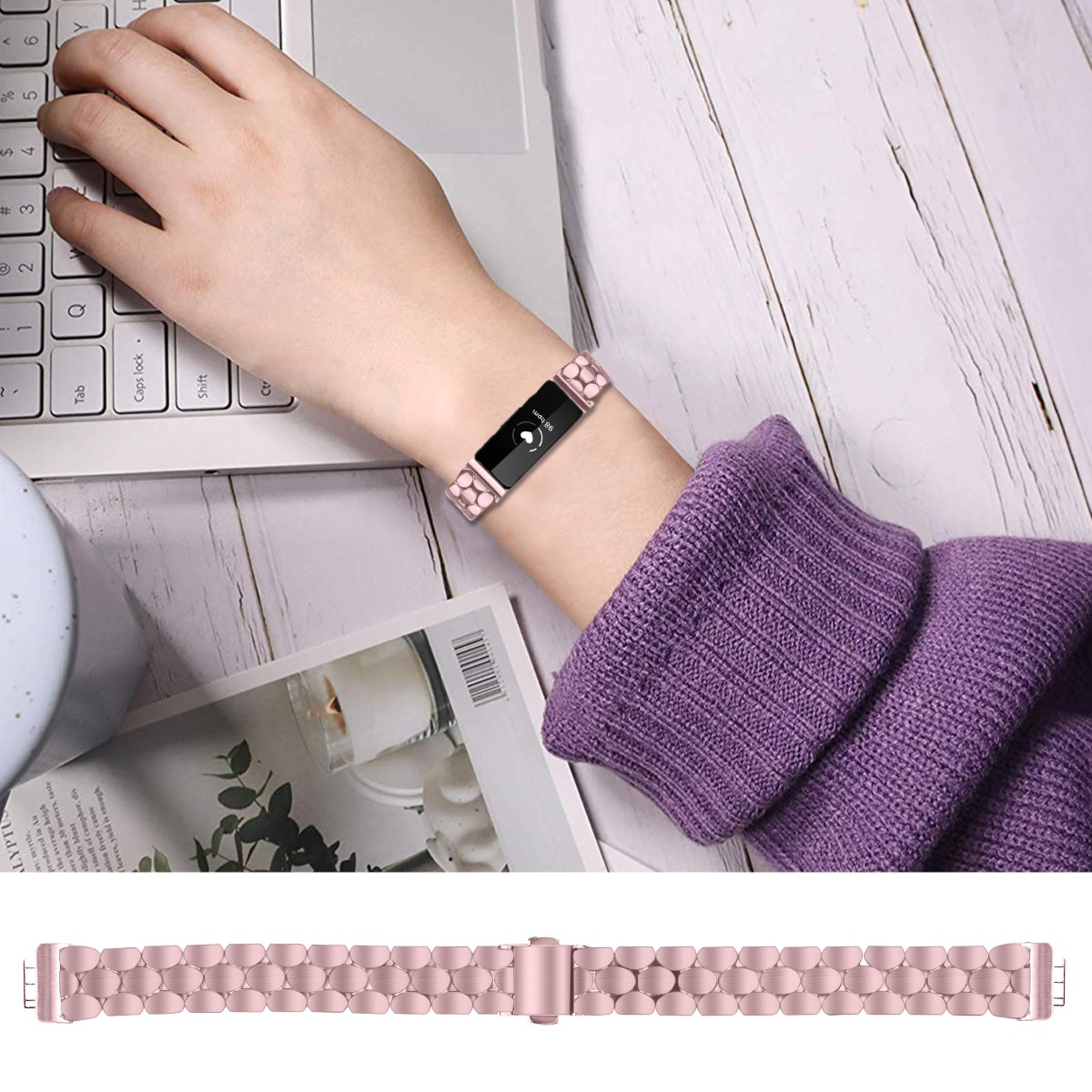Eine Person trägt ein rosafarbenes Smartwatch-Armband aus Metall. Eine Tastatur ist sichtbar.