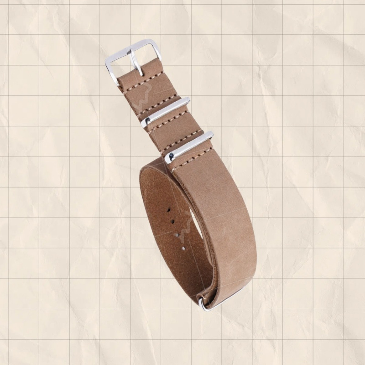 Ein hellbraunes Stoffuhrenarmband mit silbernen Schnallen und Nähten auf kariertem Hintergrund.