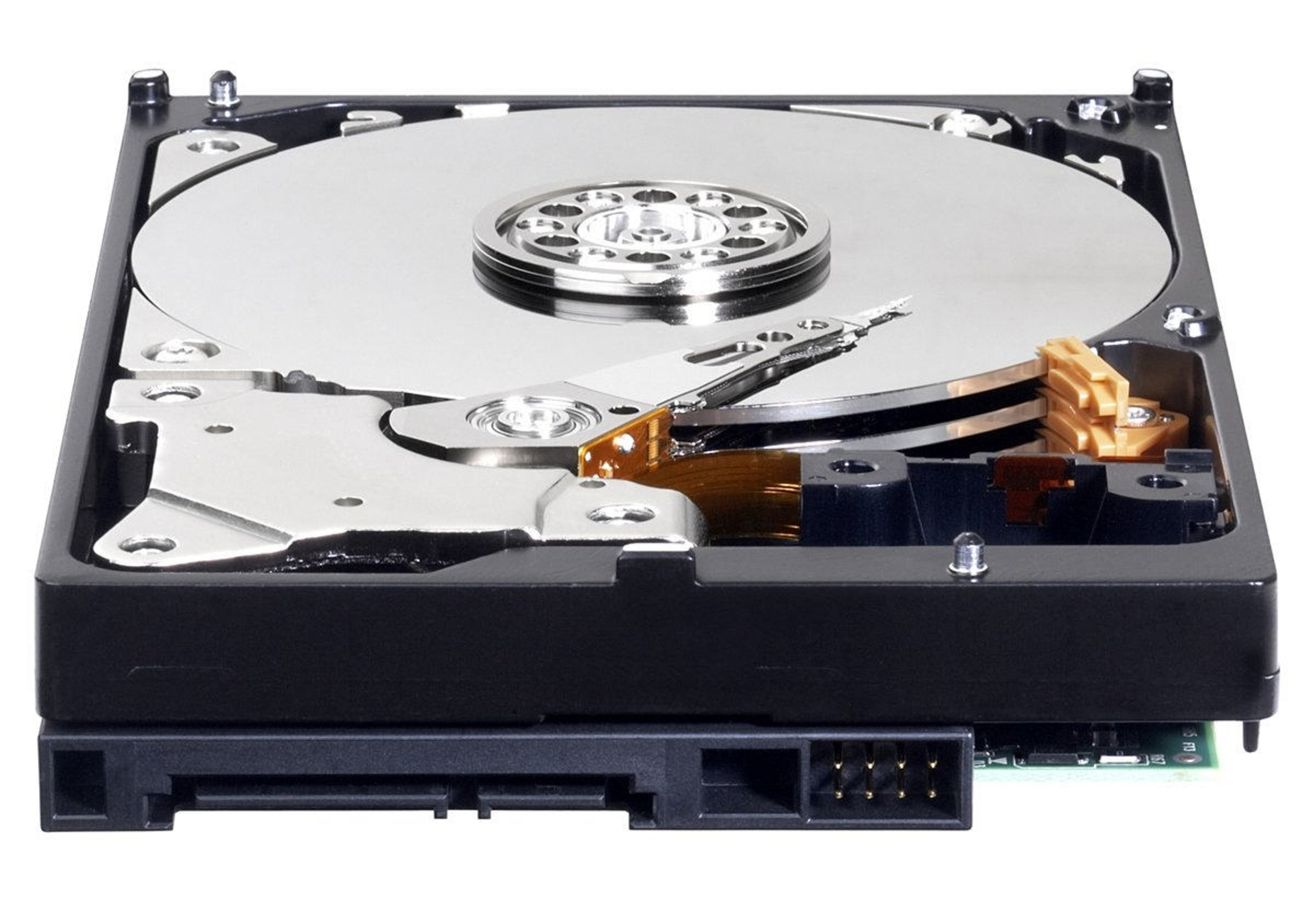 Un hard disk aperto con piatti argentati, braccio e connettori.