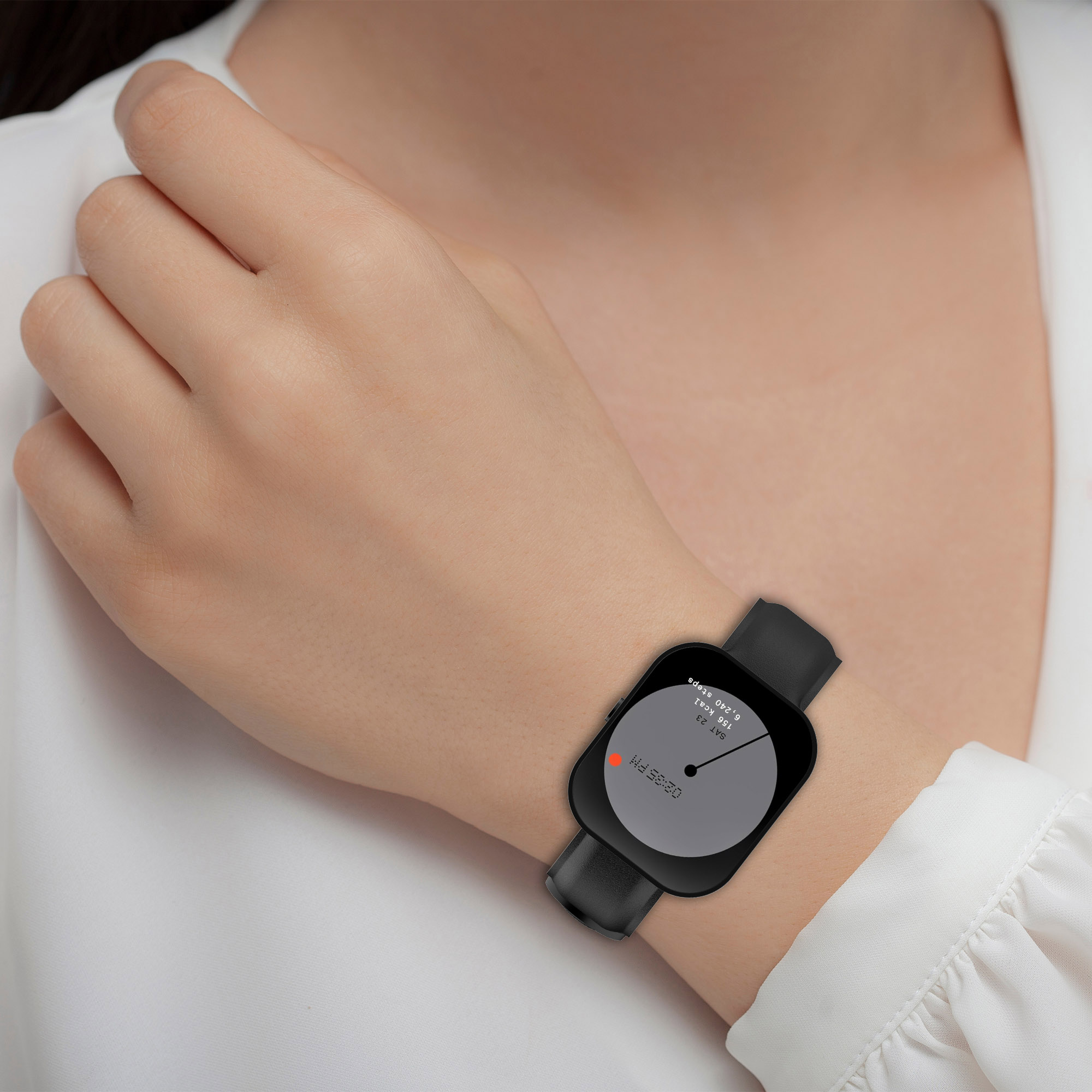 Eine Hand mit einer Smartwatch am Handgelenk, die das Datum und die Kalorien anzeigt.