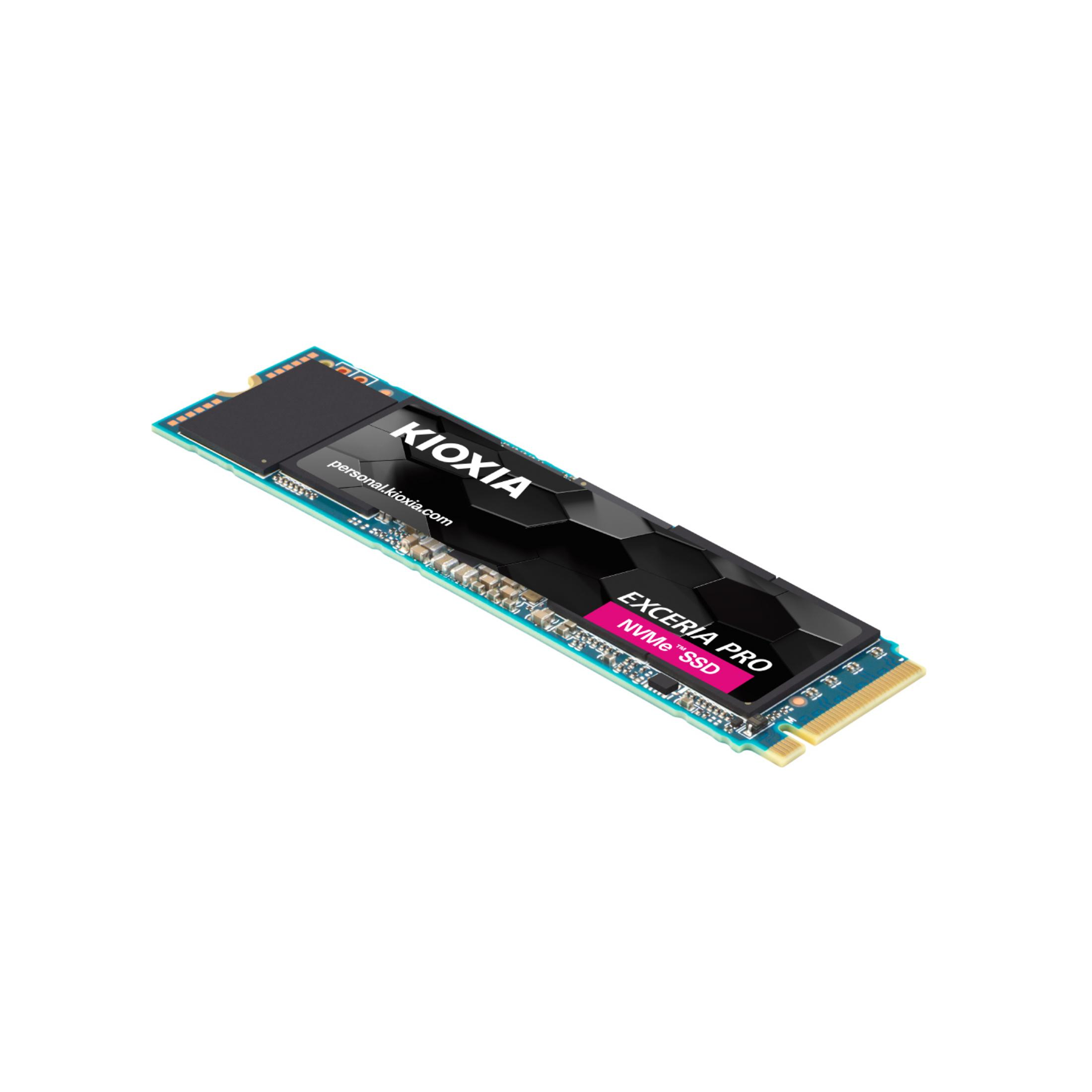 Dysk SSD Kioxia Exceria Pro NVMe na niebieskiej płytce drukowanej ze złotymi złączami.