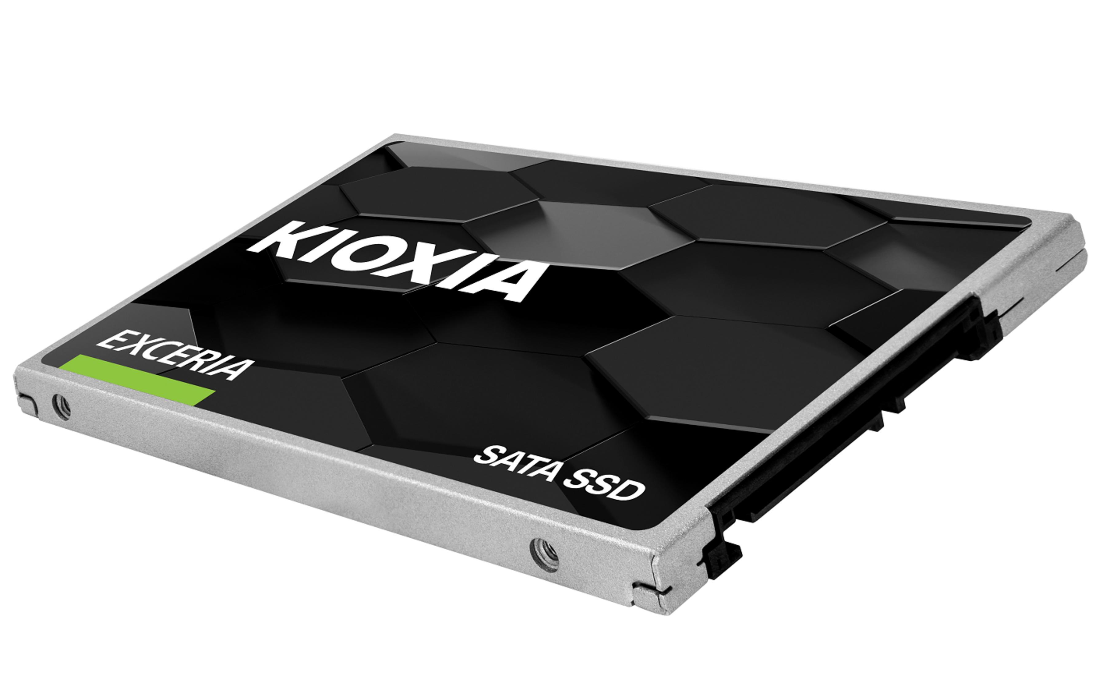 Dysk SSD SATA Kioxia Exceria w srebrnej obudowie z czarnym, sześciokątnym blatem.