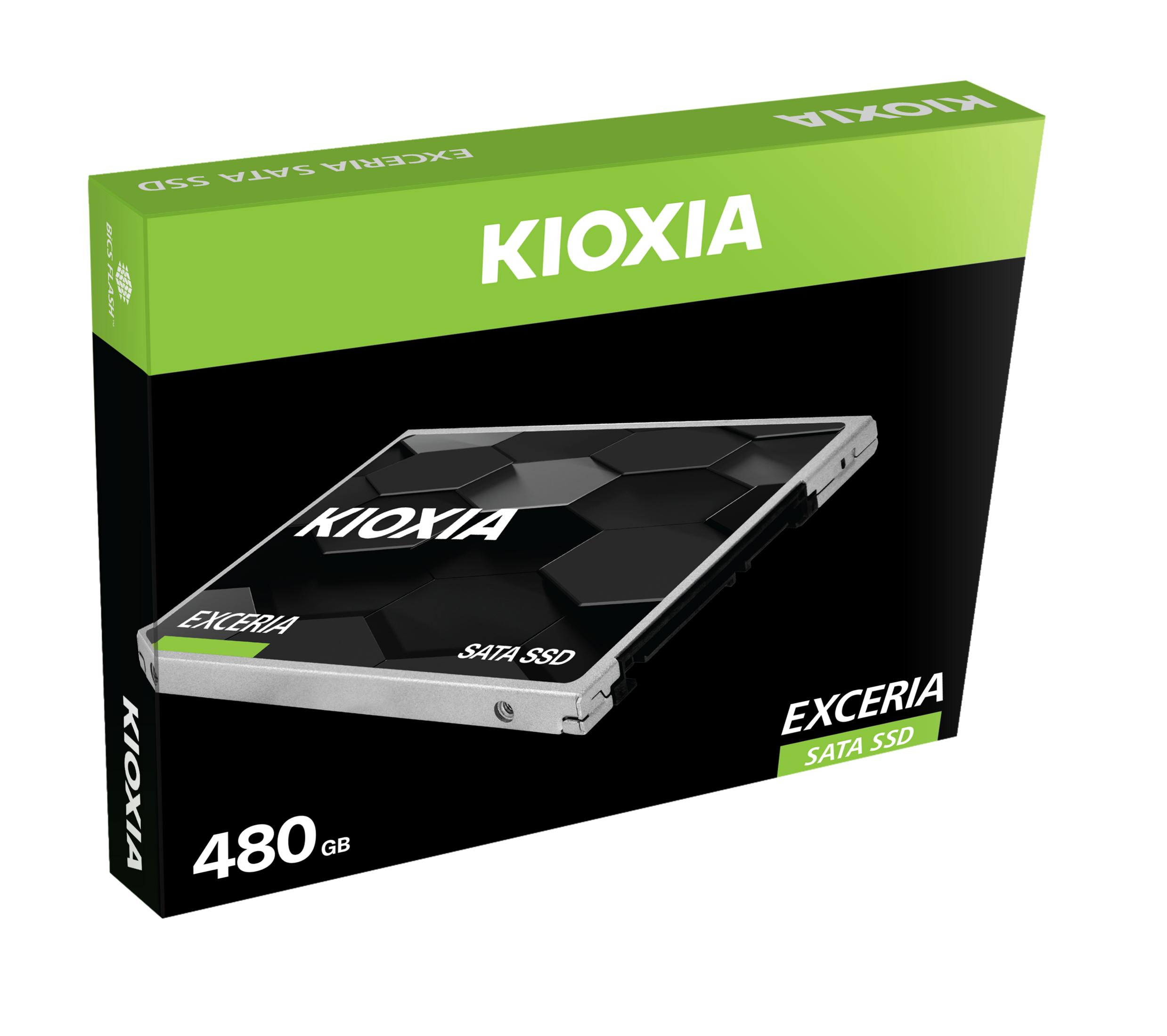 Dysk SSD SATA Kioxia 480 GB w pudełku. Zielono-czarne opakowanie ze srebrnym dyskiem SSD.