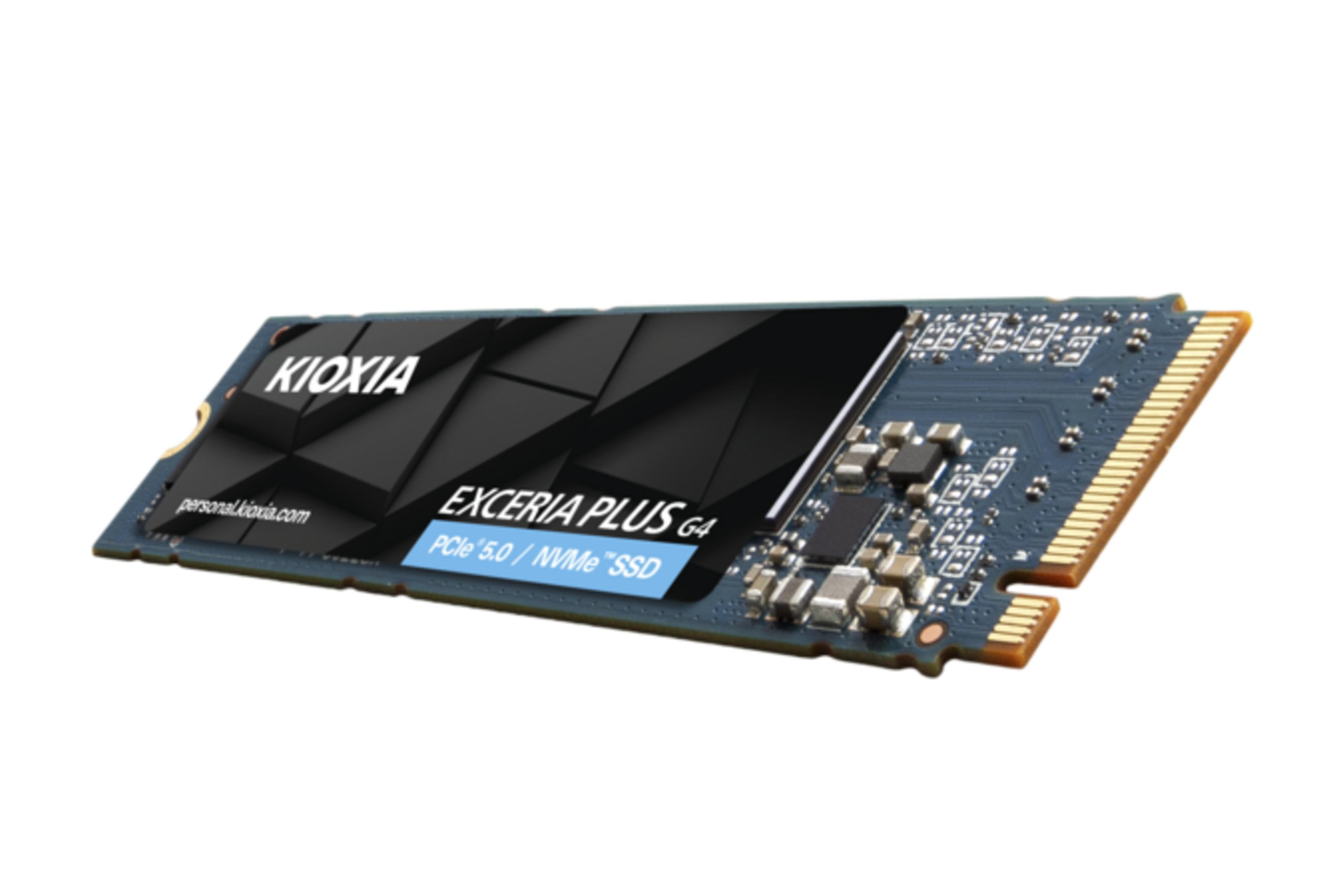 Dysk SSD NVMe Kioxia Exceria Plus G4 z płytką drukowaną i złączami.