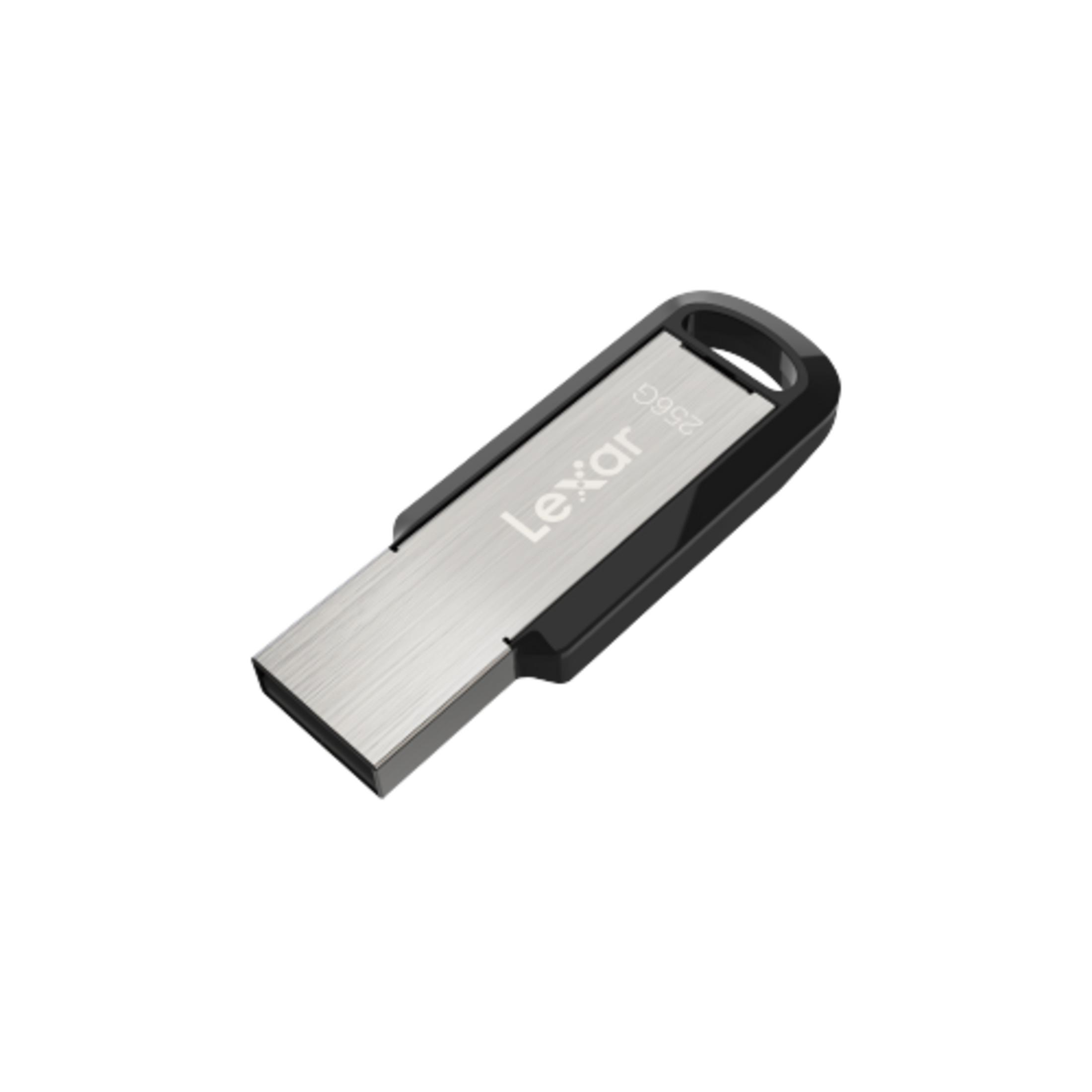 Un'unità USB Lexar argentata con custodia nera, capacità 256 GB.