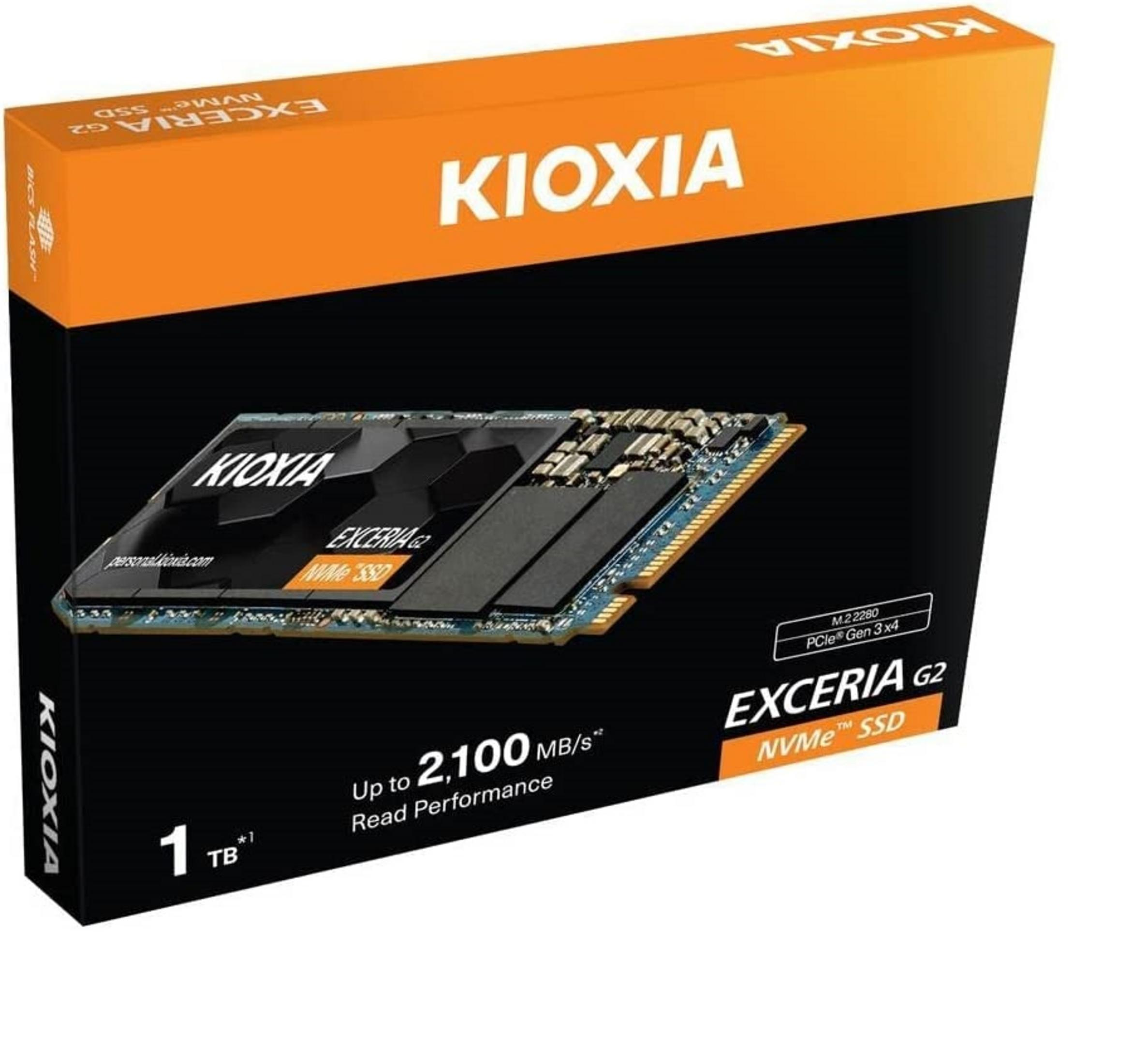 Moduł SSD NVMe Kioxia Exceria G2 1TB na czarnym tle.