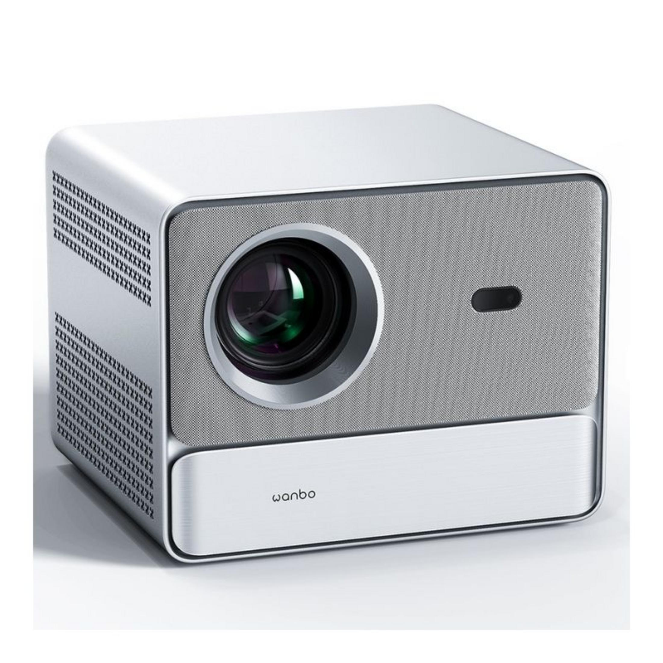 Un proyector plateado con lente, rejillas de ventilación y el logo.