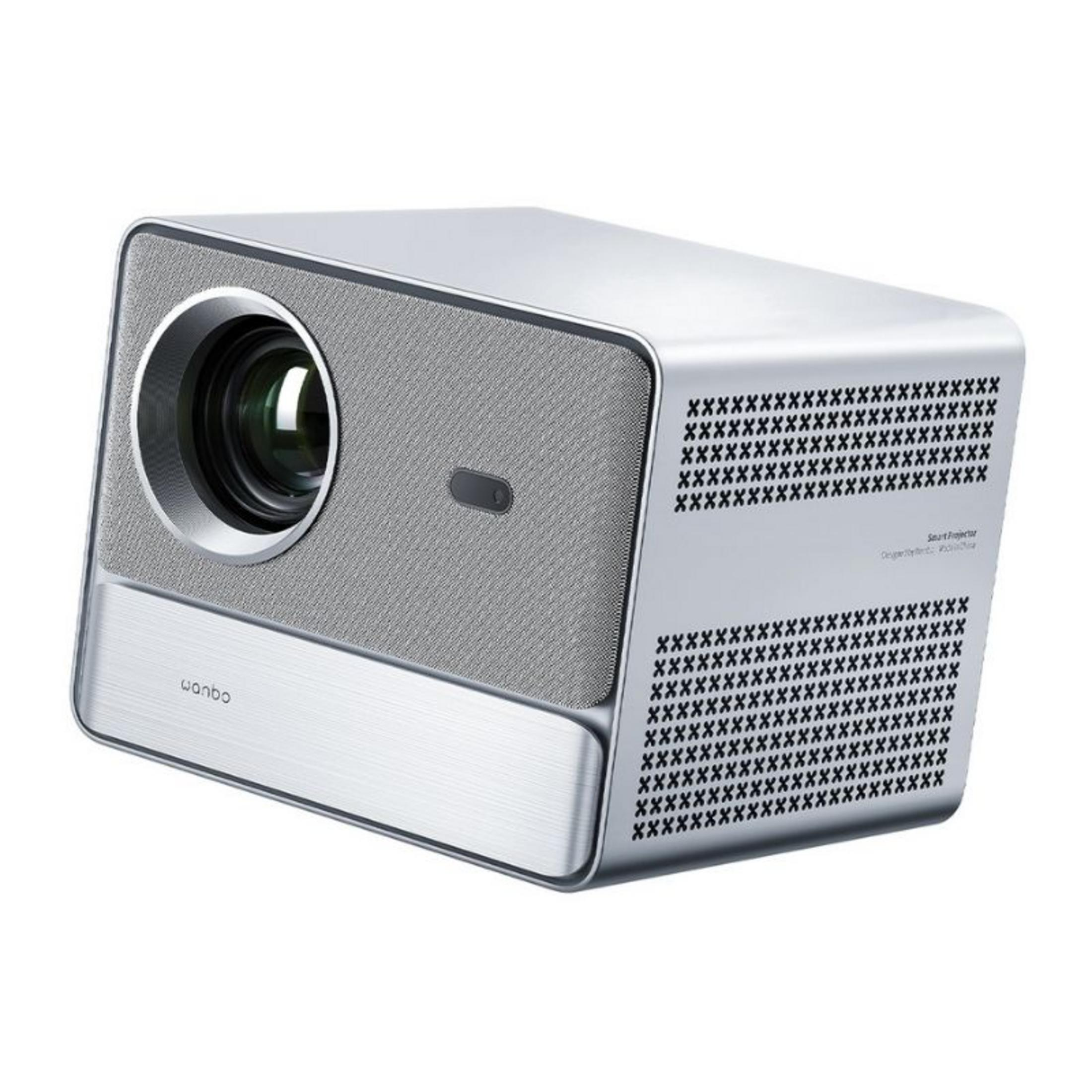 Un proyector plateado con lente y rejillas de ventilación sobre fondo blanco.
