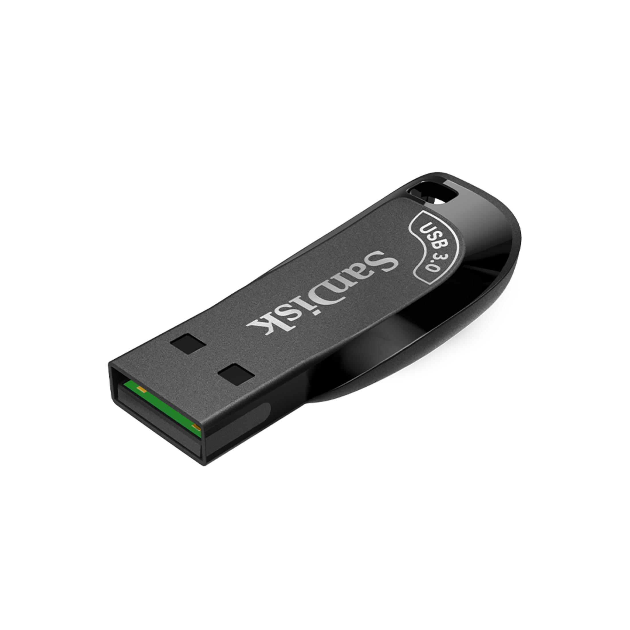 Schwarzer Sandisk USB 3.0 Flash-Laufwerk mit grünem Innenanschluss und kleiner Befestigungsschlaufe, schräg auf weißem Hintergrund.