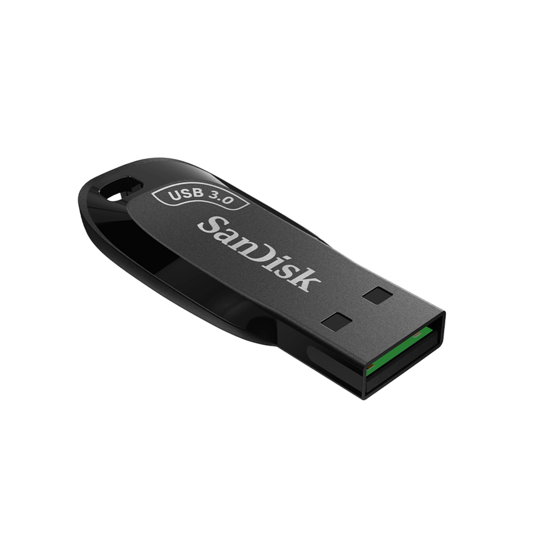 Ein schwarzer SanDisk USB 3.0 Flash-Laufwerk mit grünem Inneren, schräg auf weißem Hintergrund.