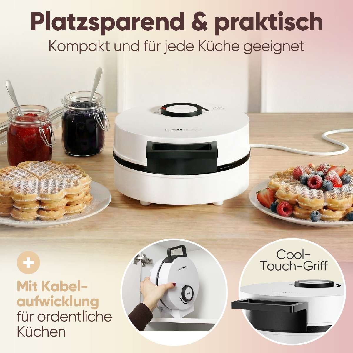 Weiße Waffelmaschine mit Waffeln, Marmelade und Blaubeeren.