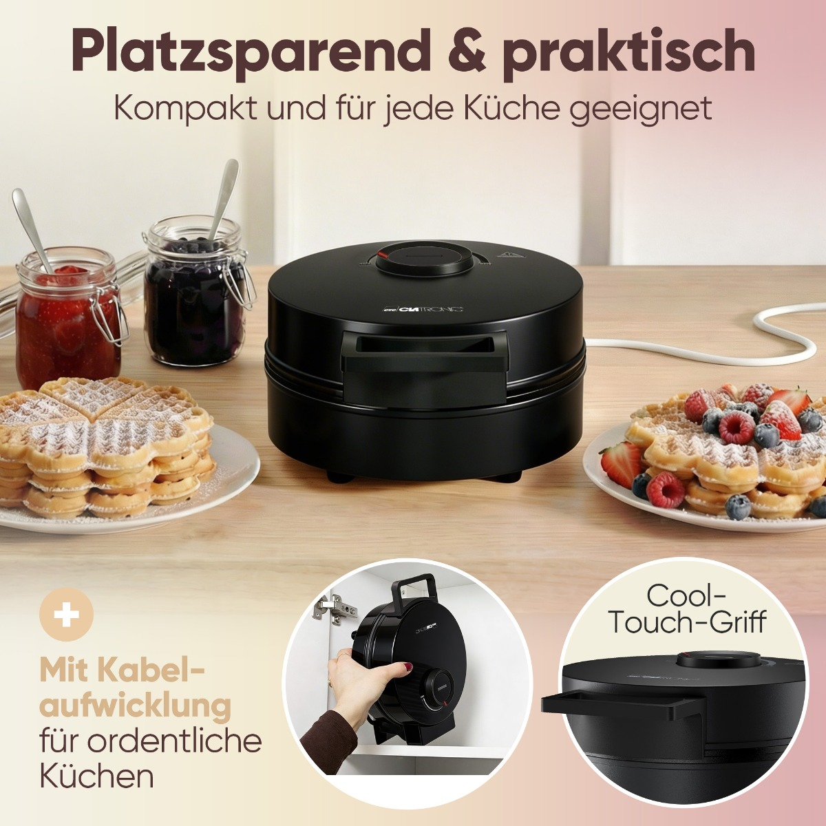 Schwarze Waffelform mit fertigen Waffeln, Marmelade, Beeren und Text.